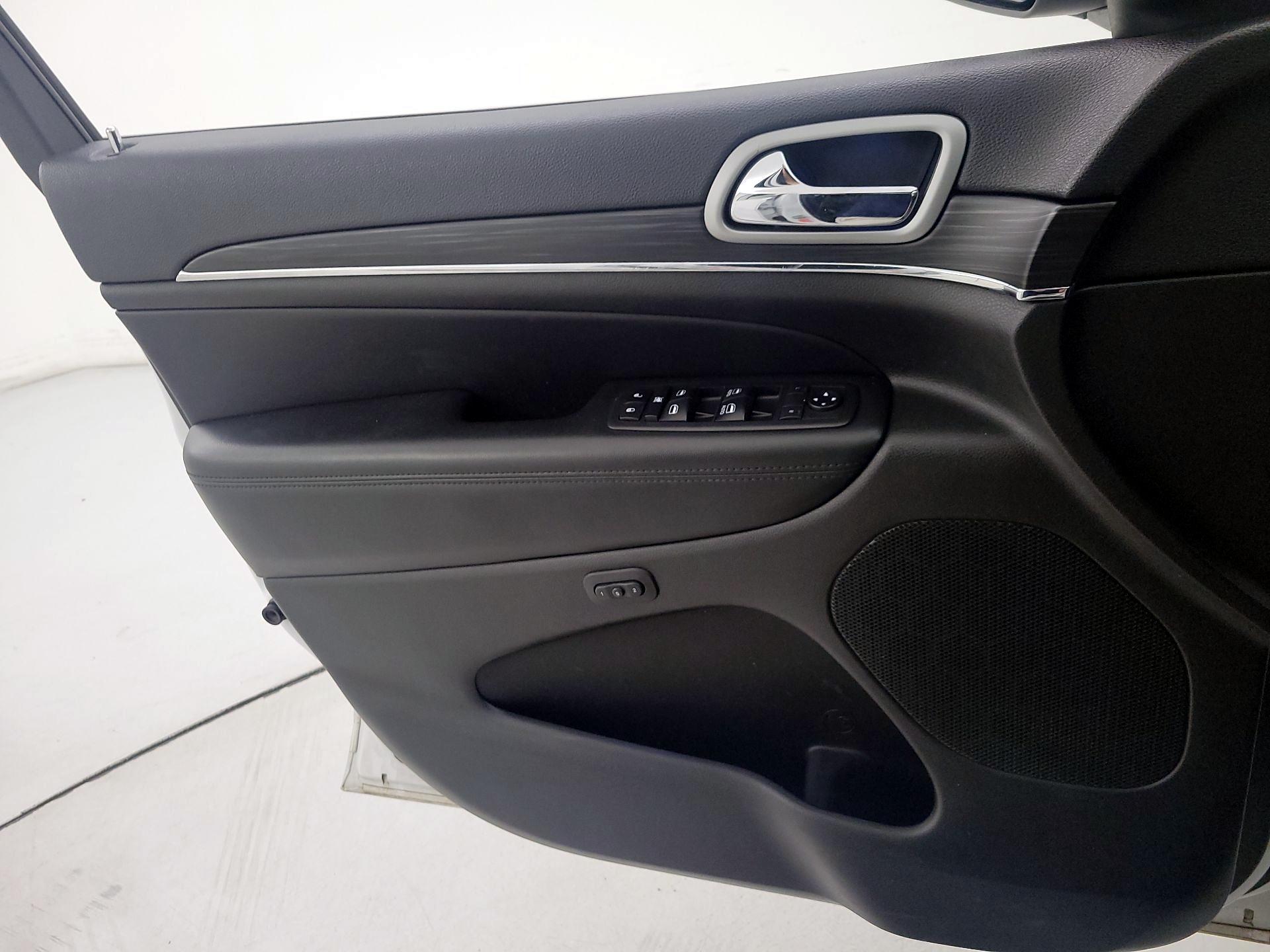 Thumbnail: 2020 Jeep Grand Cherokee - 12