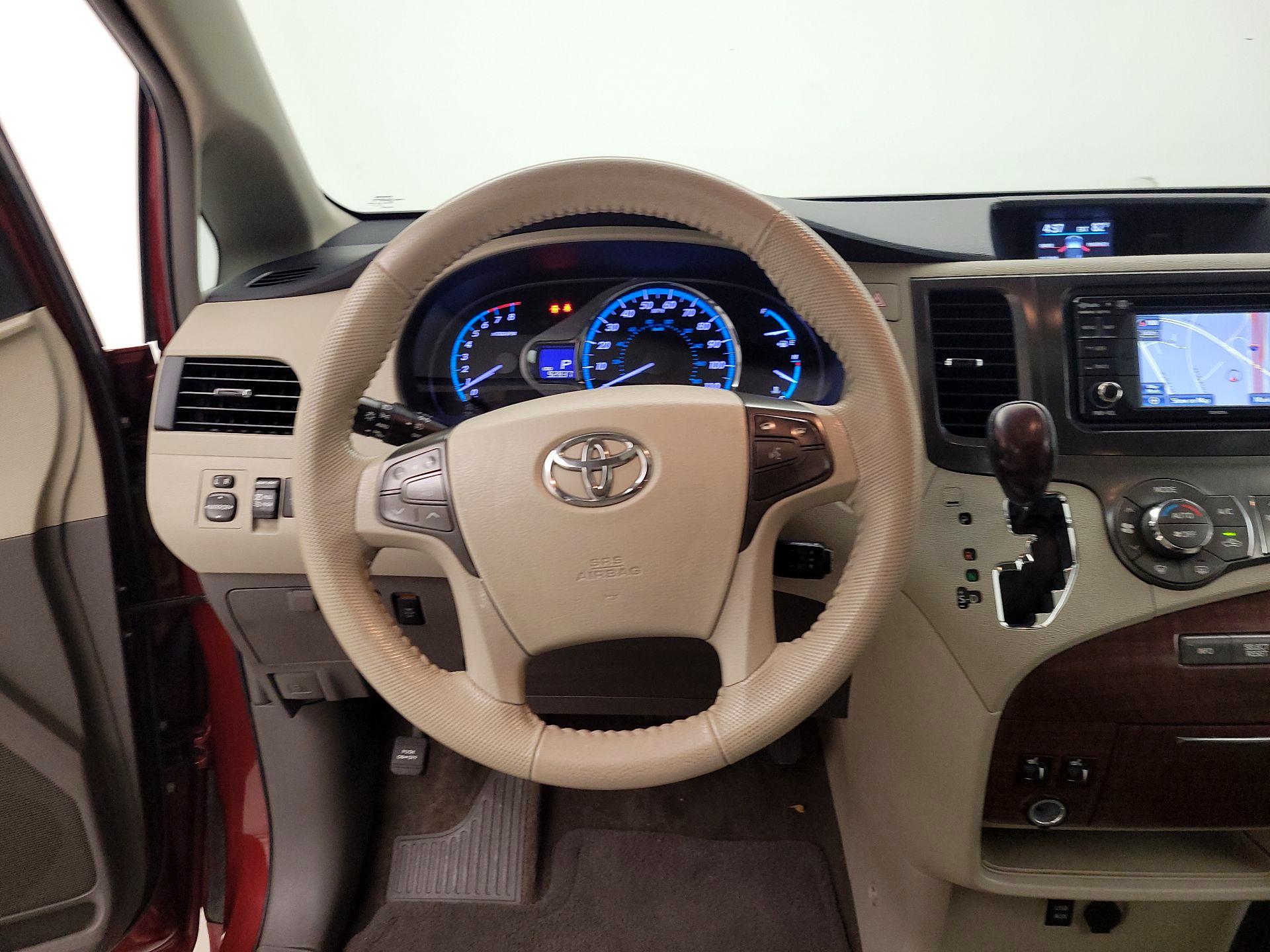 Thumbnail: 2014 Toyota Sienna - 10