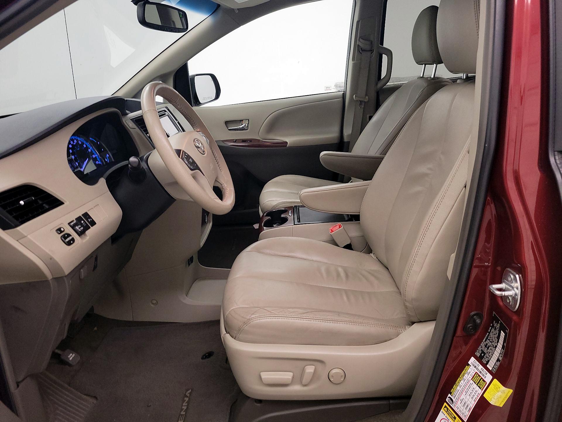Thumbnail: 2014 Toyota Sienna - 11
