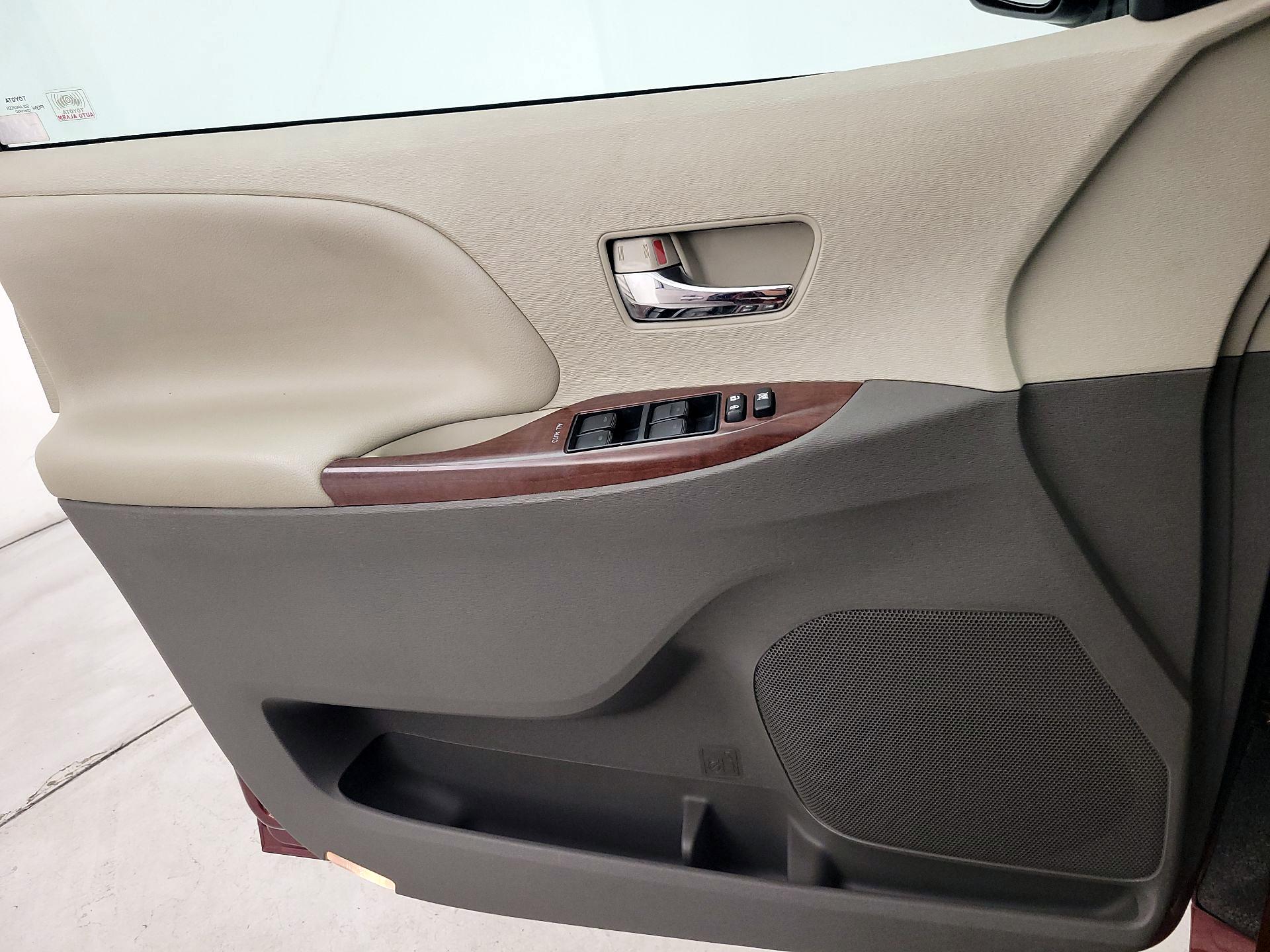 Thumbnail: 2014 Toyota Sienna - 12