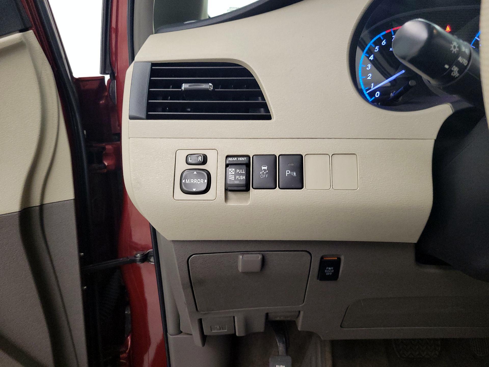 Thumbnail: 2014 Toyota Sienna - 13