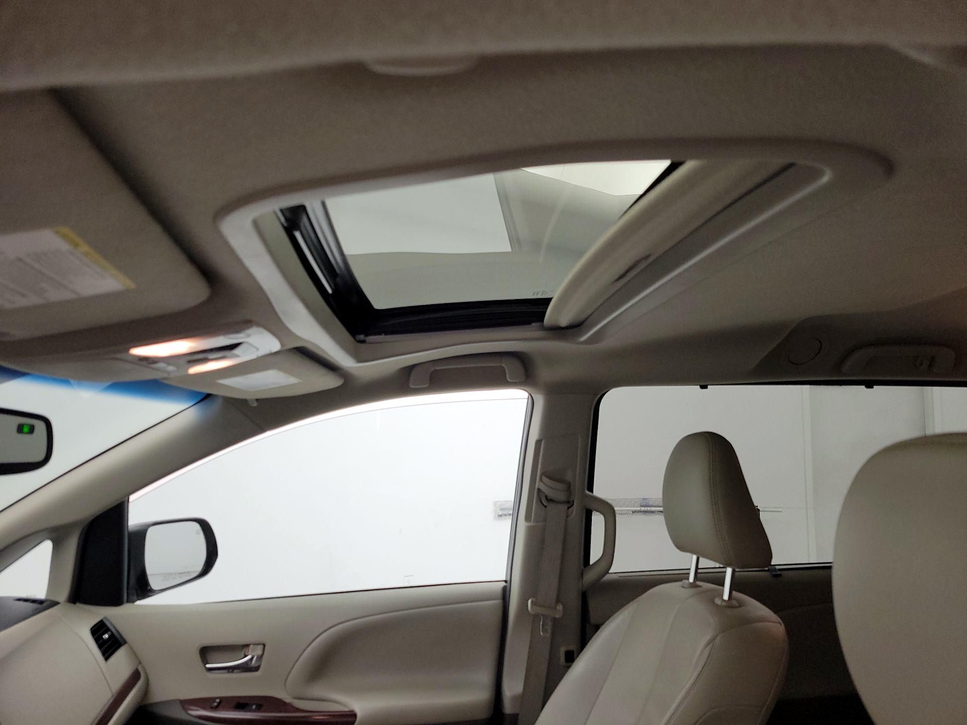 Thumbnail: 2014 Toyota Sienna - 20