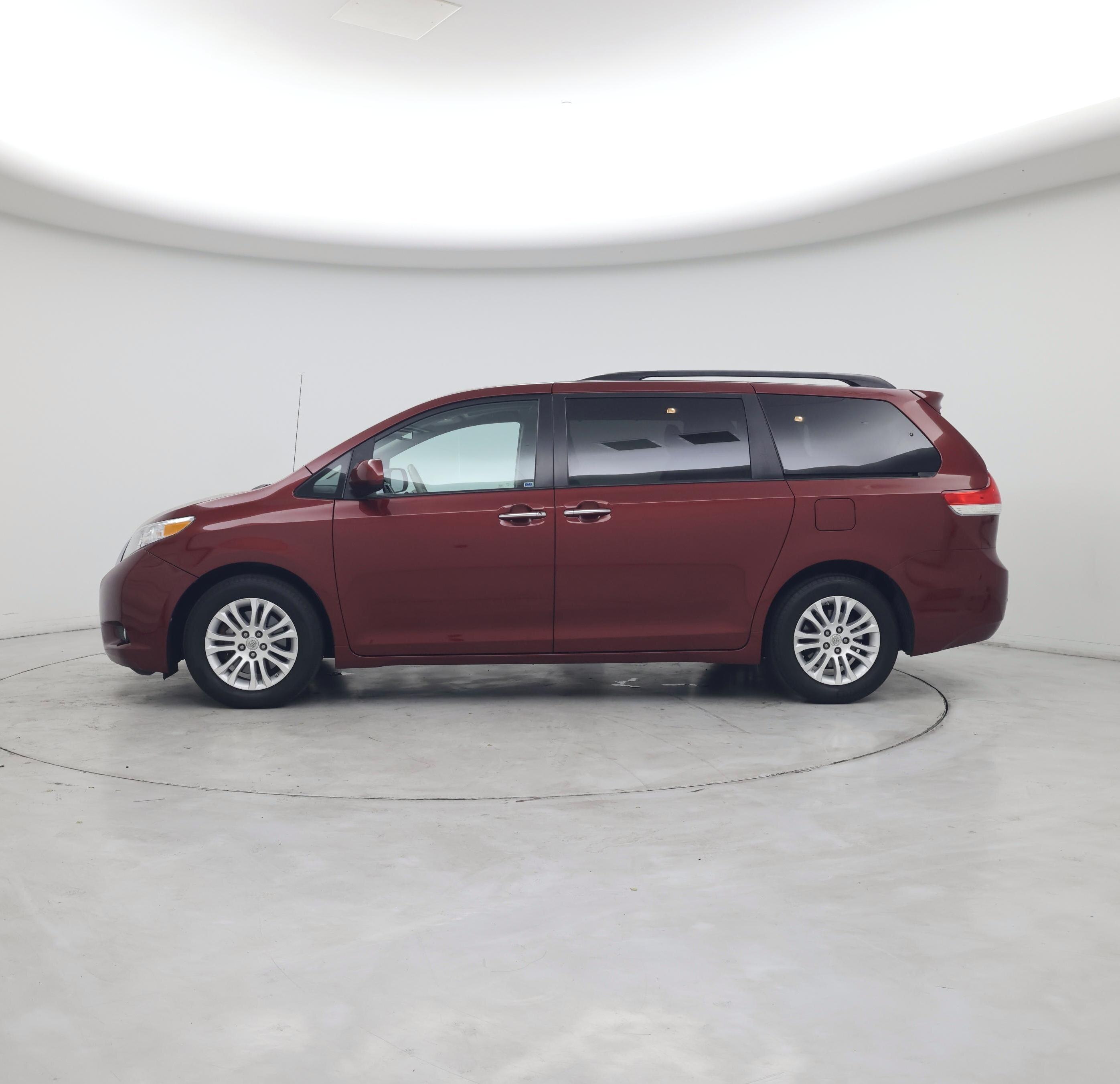 Thumbnail: 2014 Toyota Sienna - 3