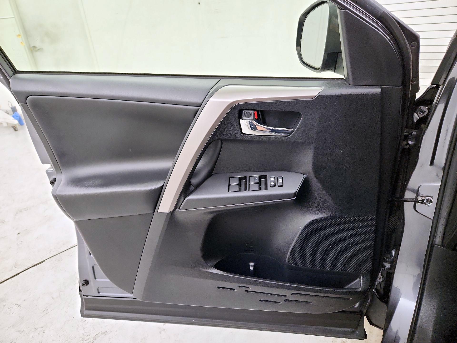 Thumbnail: 2018 Toyota RAV4 - 12