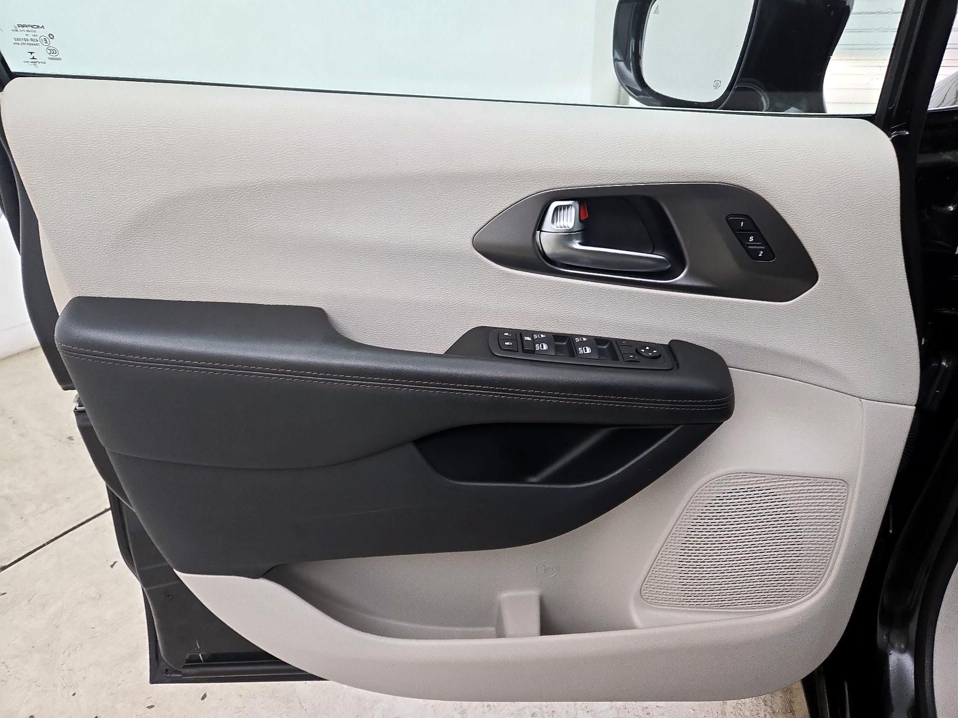 Thumbnail: 2020 Chrysler Pacifica - 12