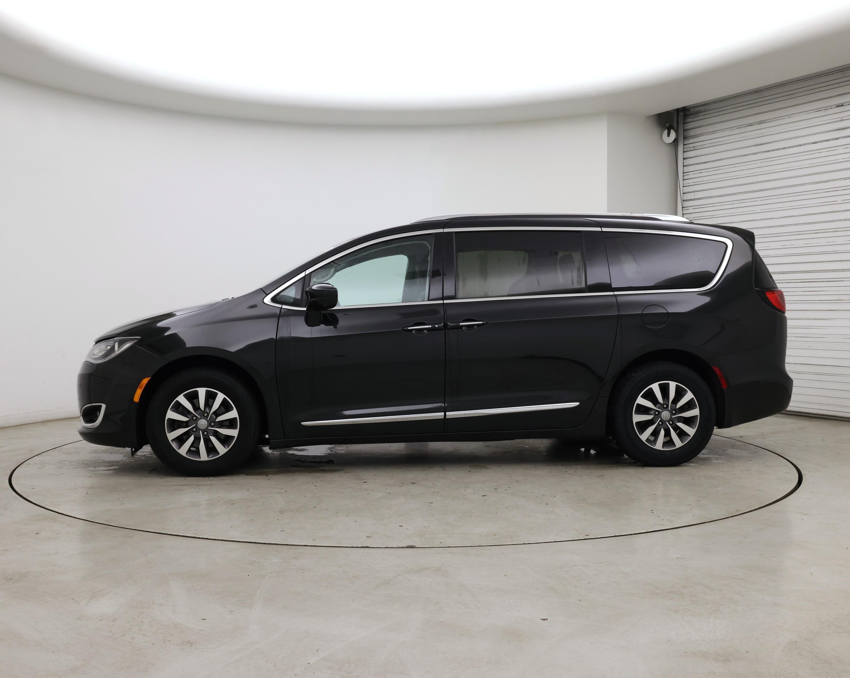 Thumbnail: 2020 Chrysler Pacifica - 3