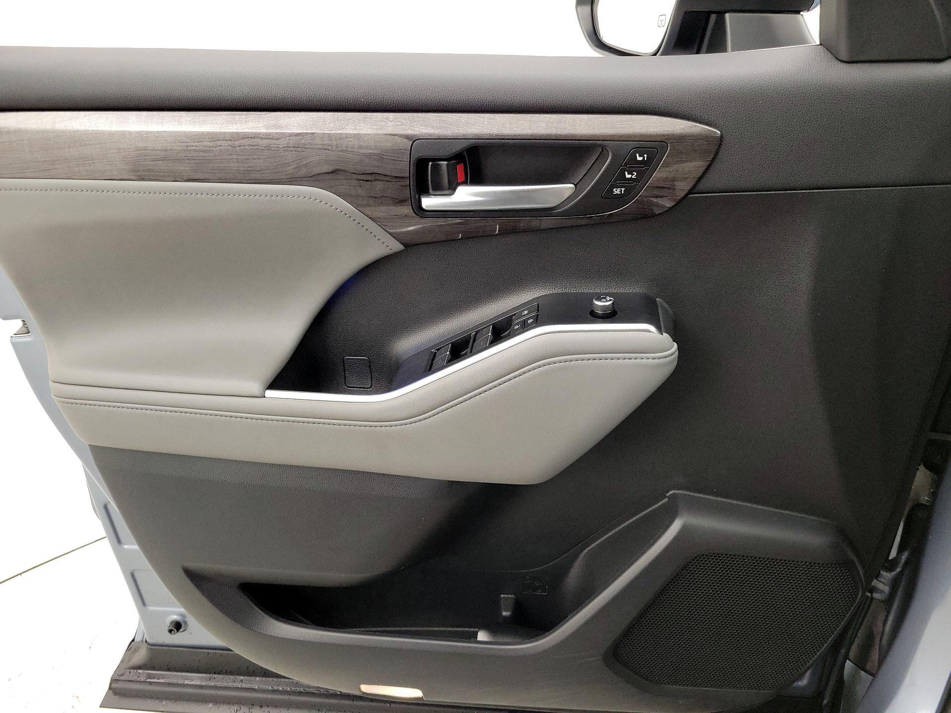 Thumbnail: 2020 Toyota Highlander - 12