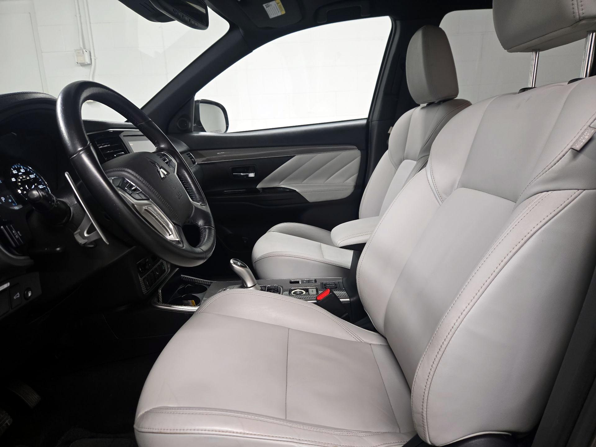 Thumbnail: 2020 Mitsubishi Outlander - 11