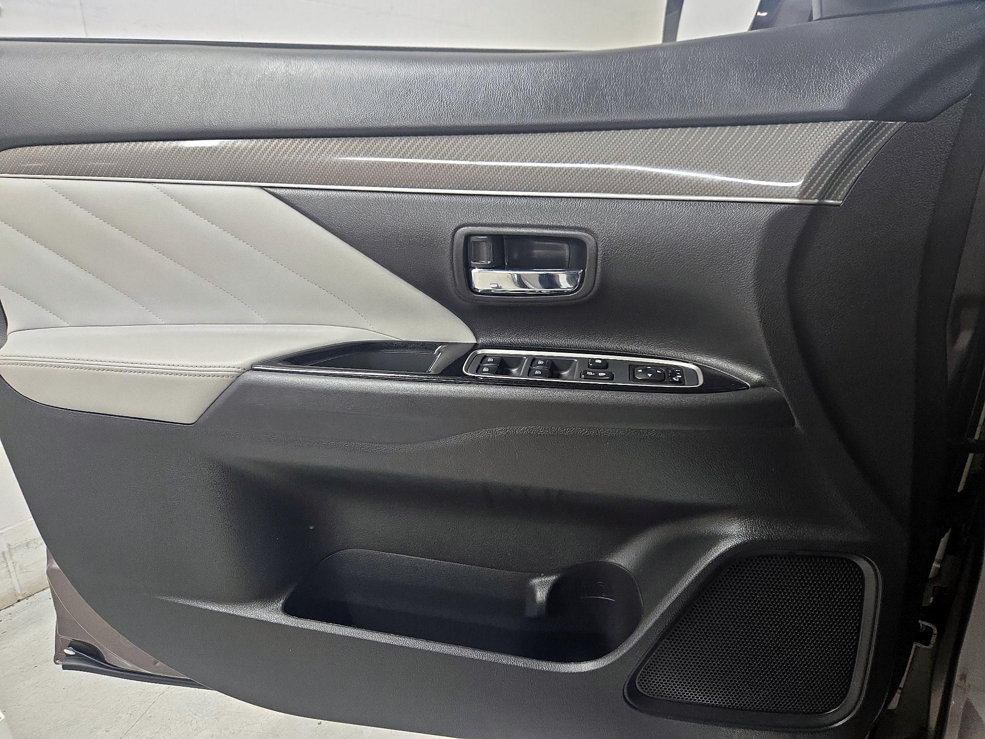 Thumbnail: 2020 Mitsubishi Outlander - 12