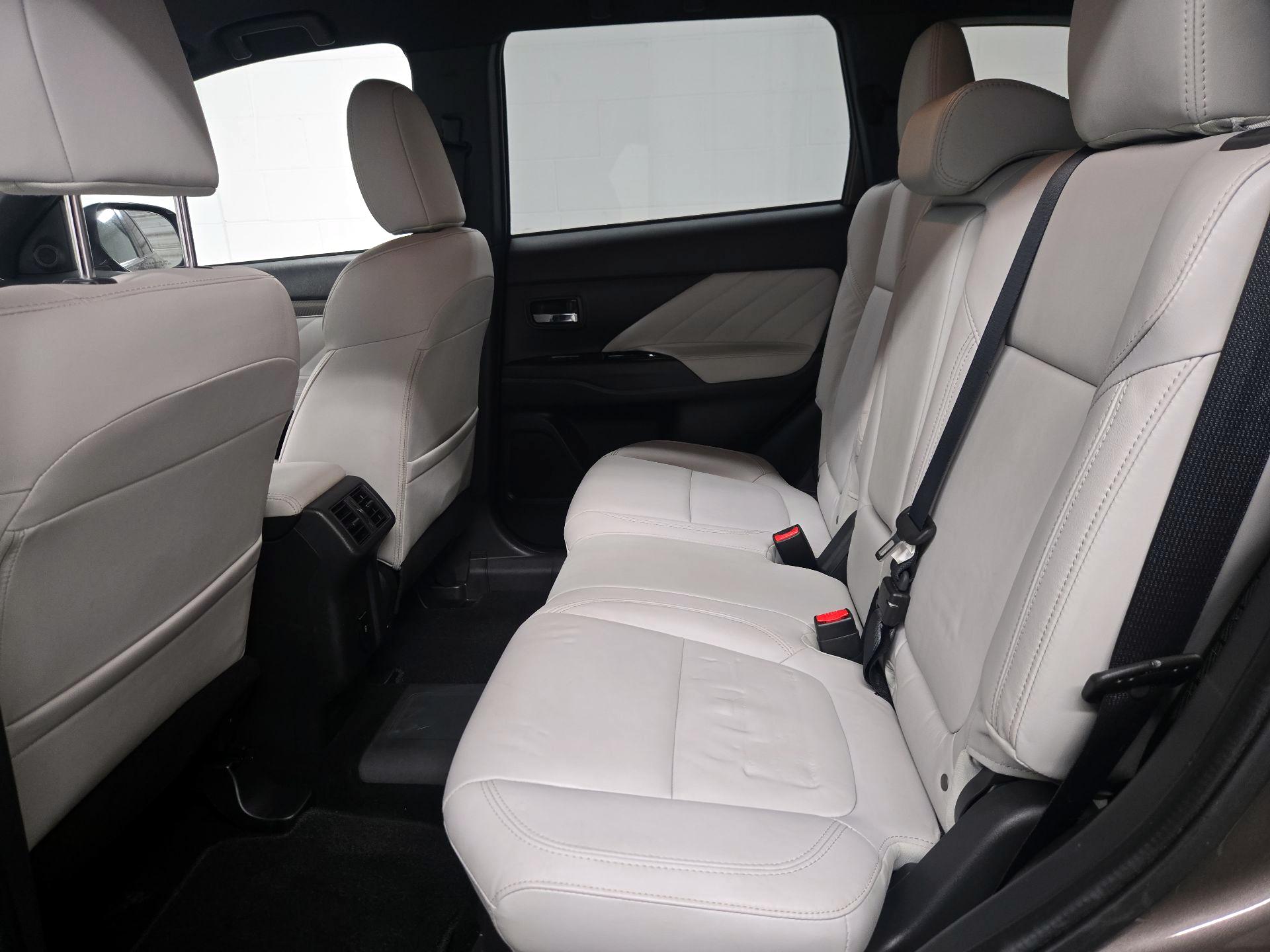 Thumbnail: 2020 Mitsubishi Outlander - 19