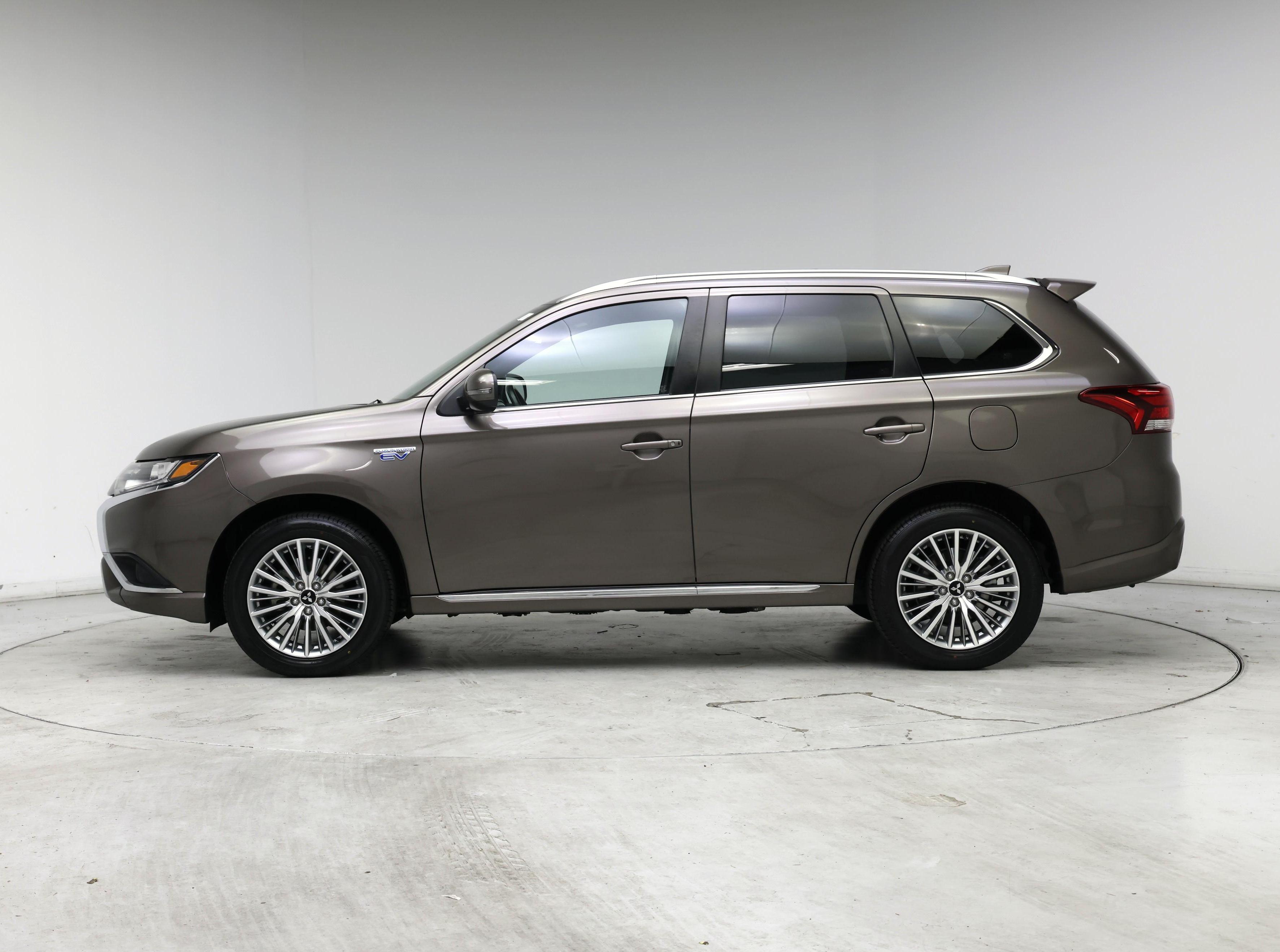 Thumbnail: 2020 Mitsubishi Outlander - 3