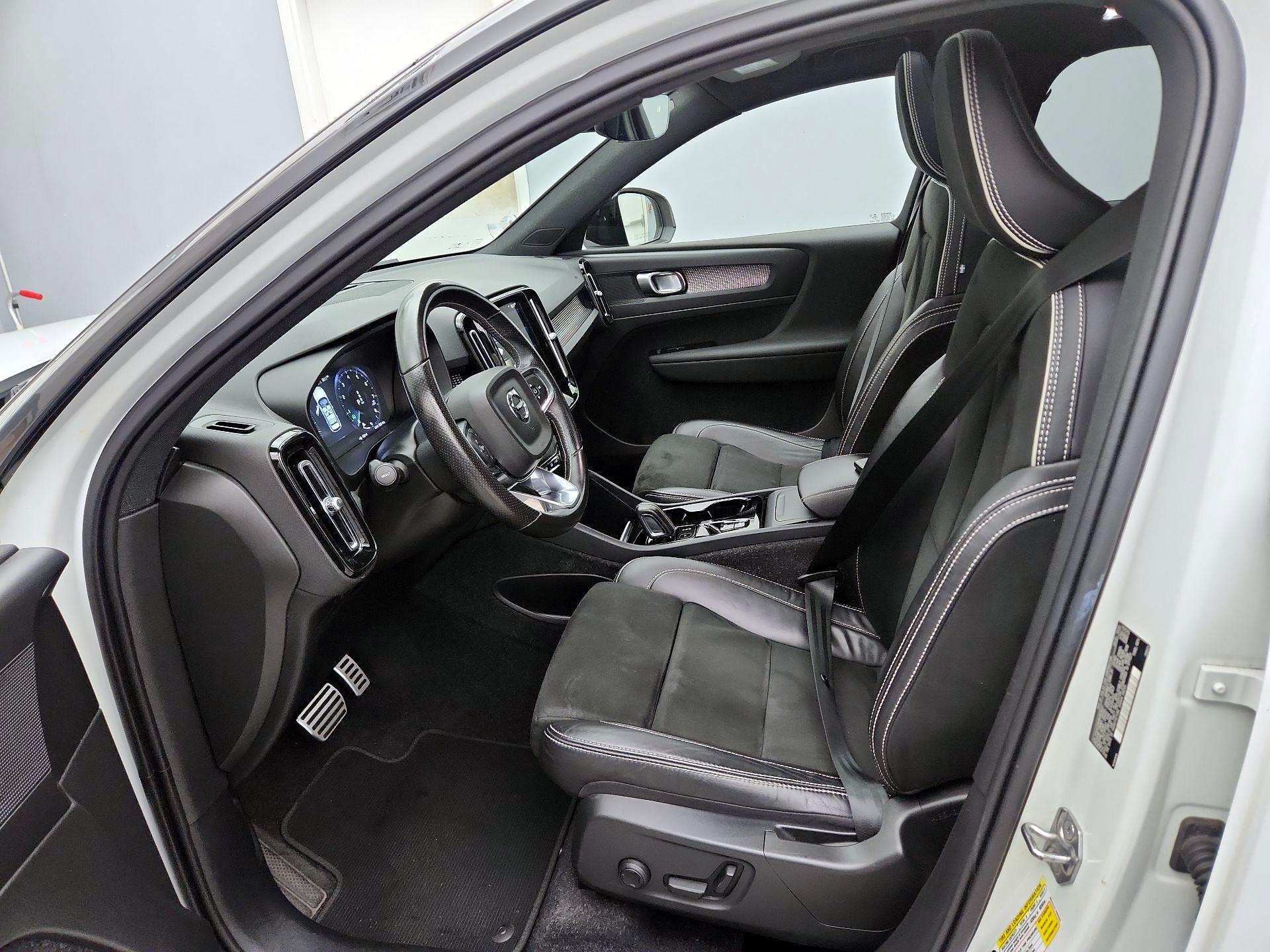 Thumbnail: 2021 Volvo XC40 - 11