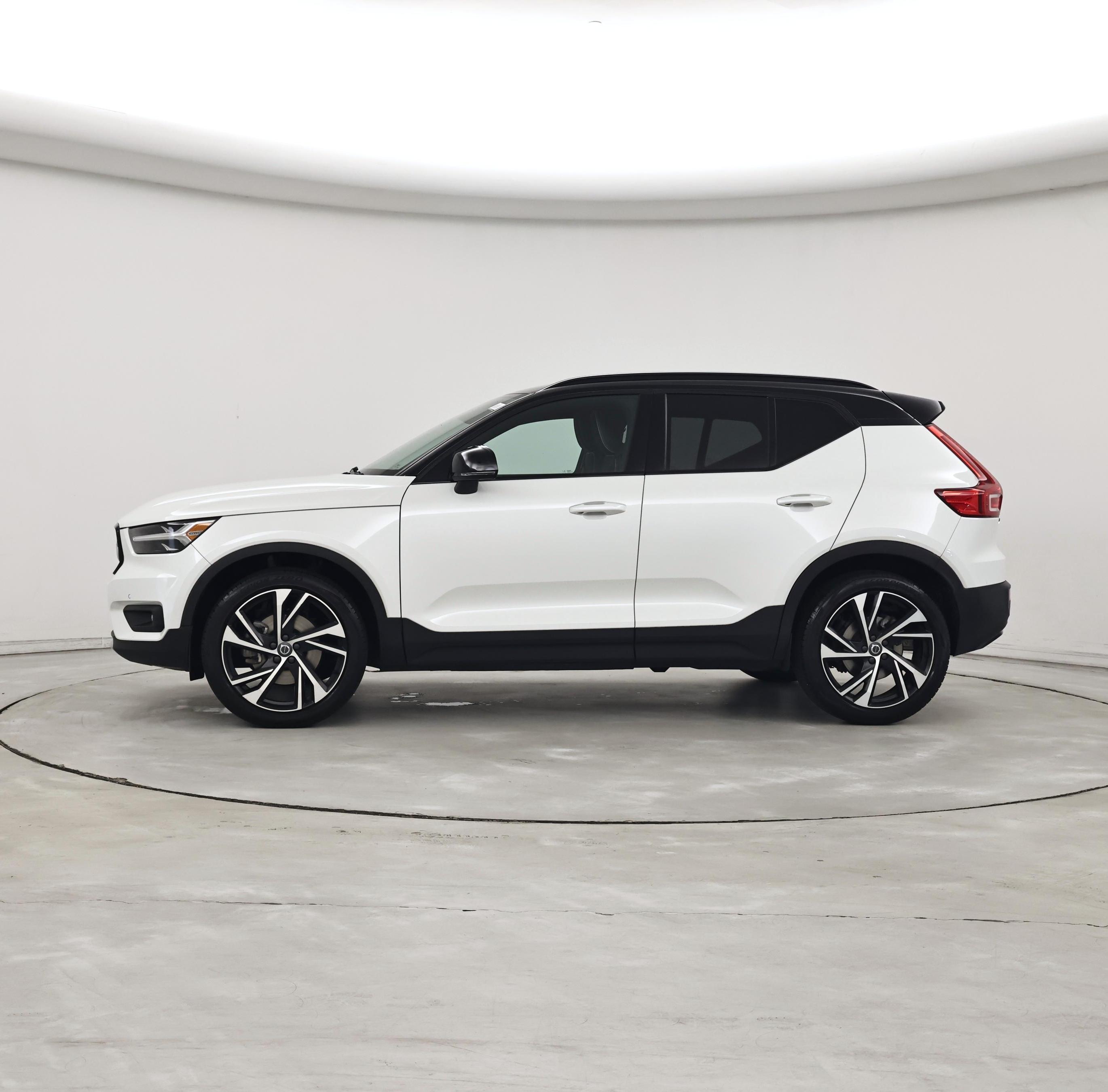 Thumbnail: 2021 Volvo XC40 - 3