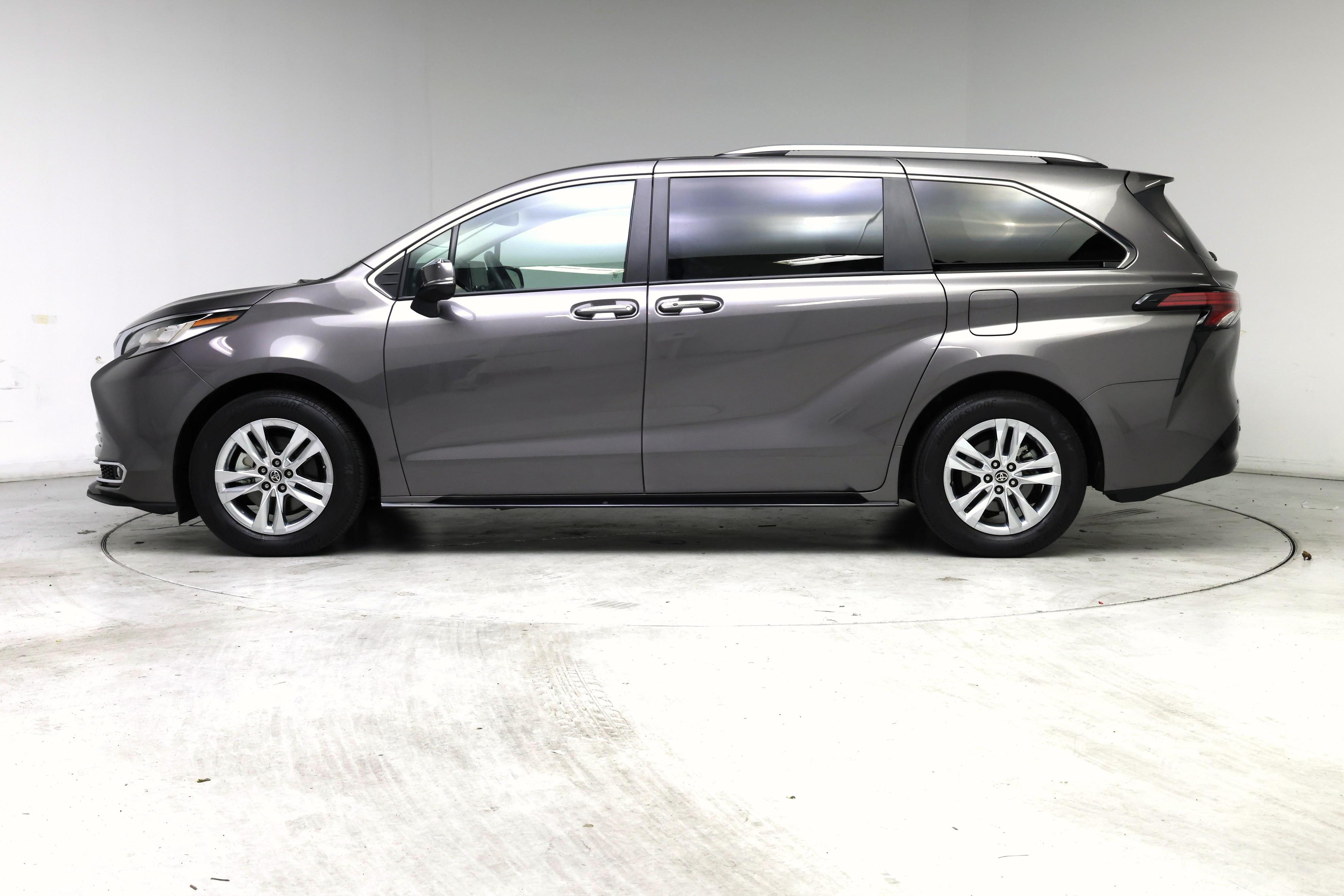 Thumbnail: 2022 Toyota Sienna - 3