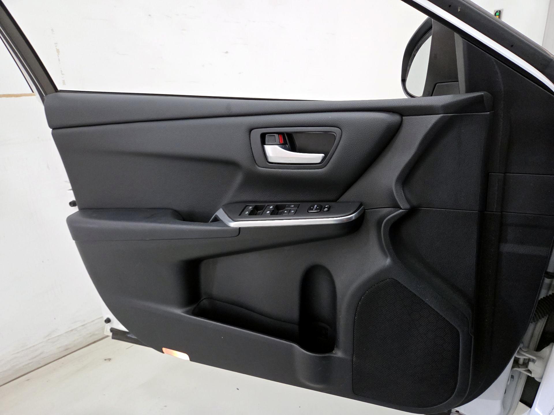 Thumbnail: 2016 Toyota Camry - 12