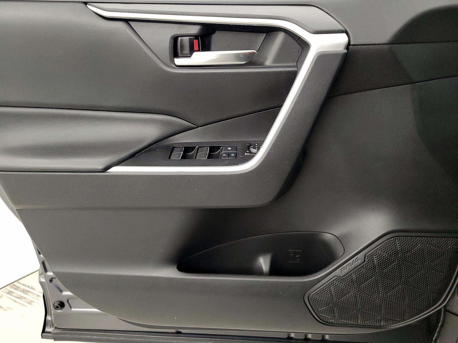 Thumbnail: 2022 Toyota RAV4 - 12