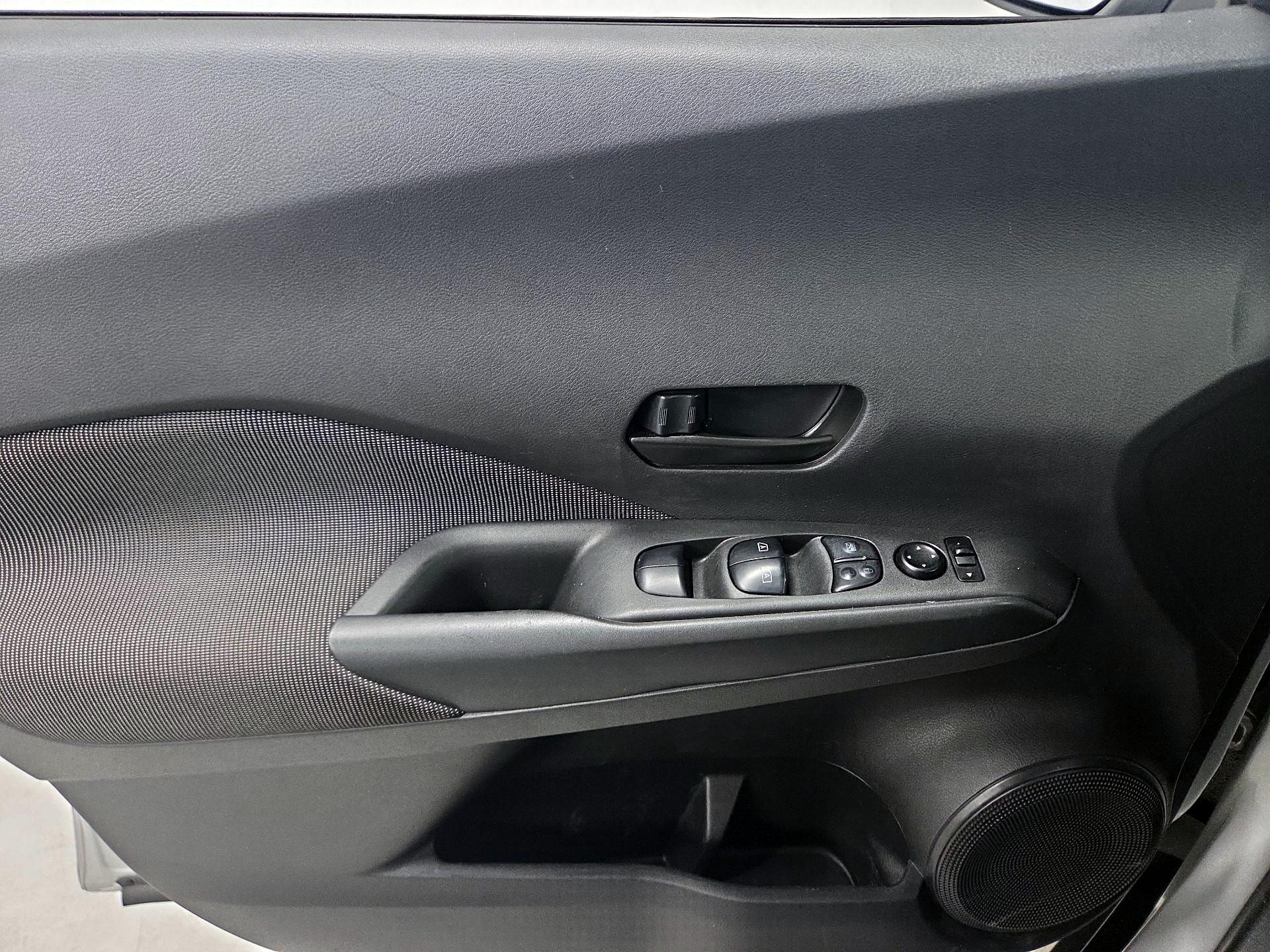 Thumbnail: 2020 Nissan Kicks - 12