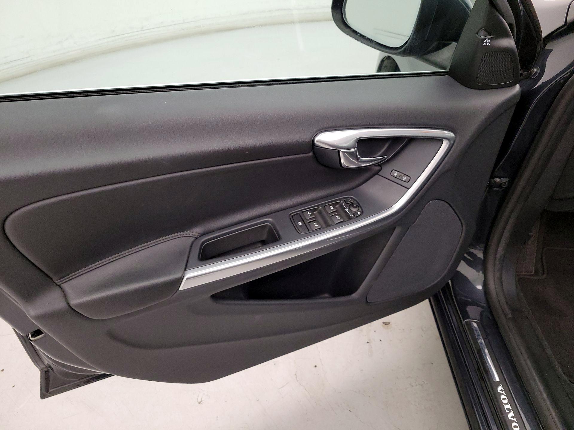 Thumbnail: 2015 Volvo V60 - 12