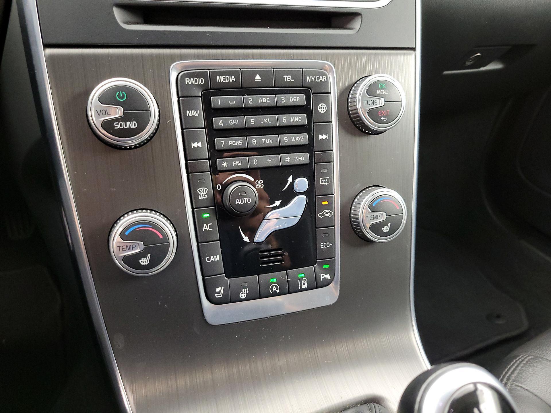 Thumbnail: 2015 Volvo V60 - 17
