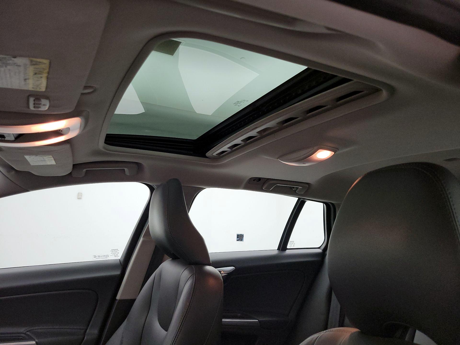 Thumbnail: 2015 Volvo V60 - 19