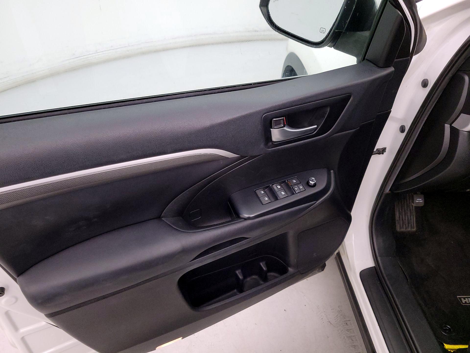 Thumbnail: 2019 Toyota Highlander - 12