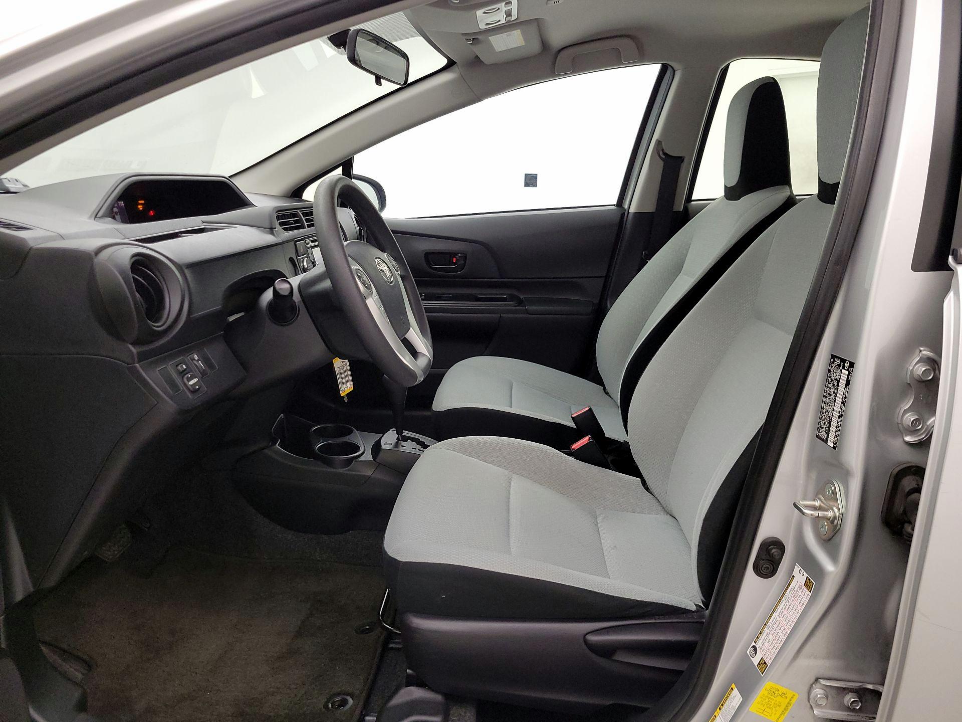 Thumbnail: 2015 Toyota Prius c - 11