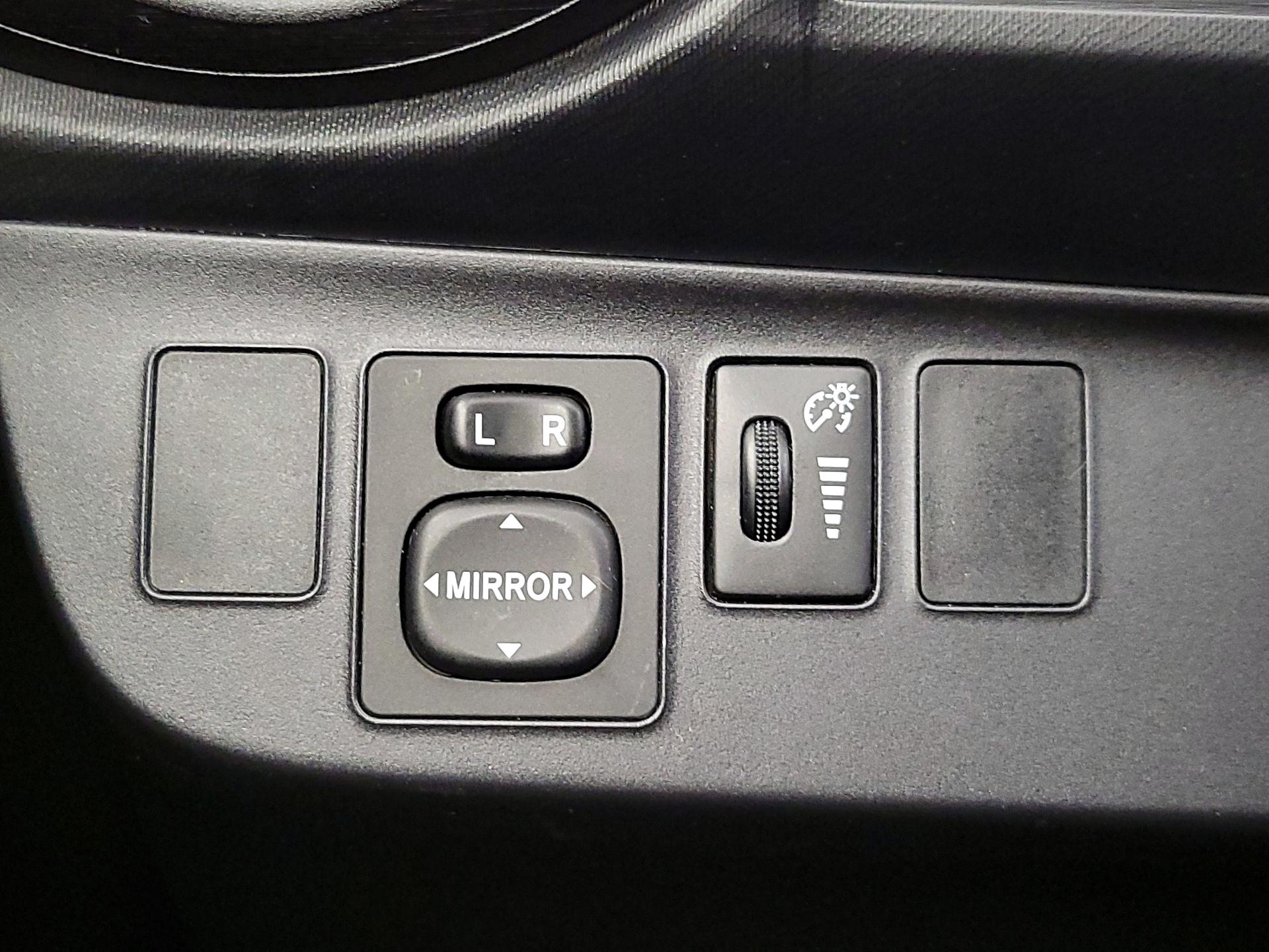 Thumbnail: 2015 Toyota Prius c - 13