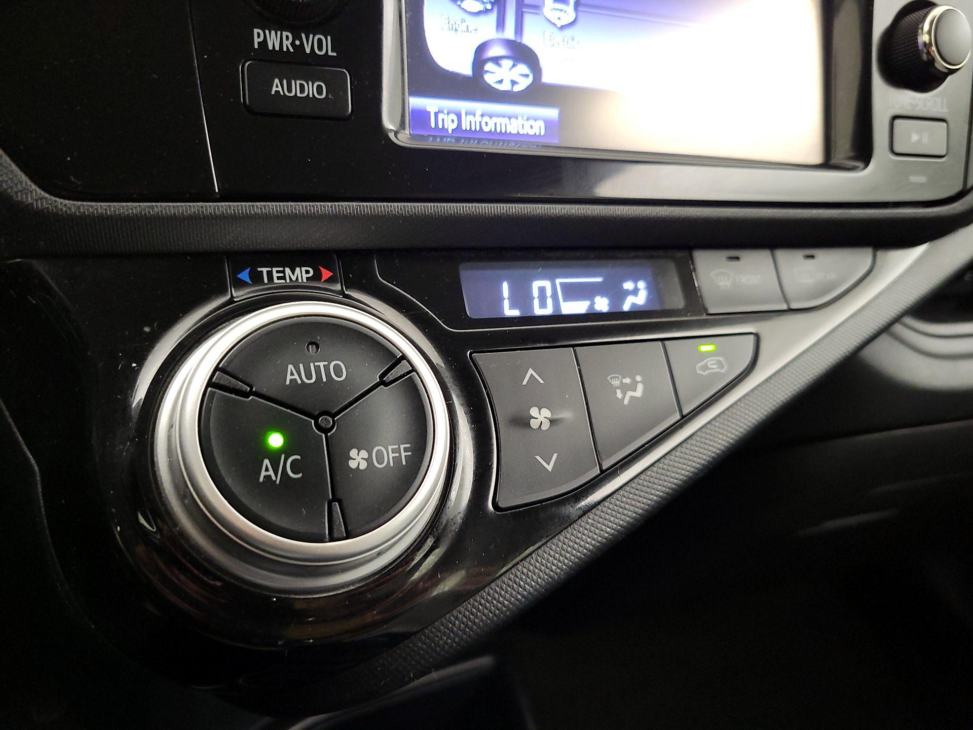 Thumbnail: 2015 Toyota Prius c - 15