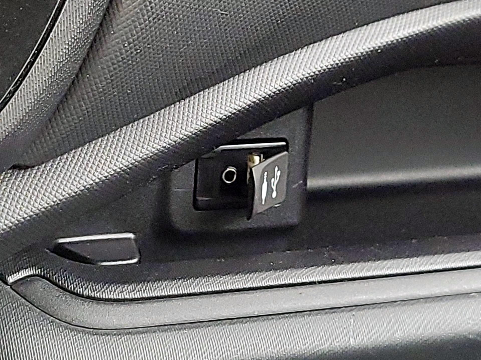 Thumbnail: 2015 Toyota Prius c - 17