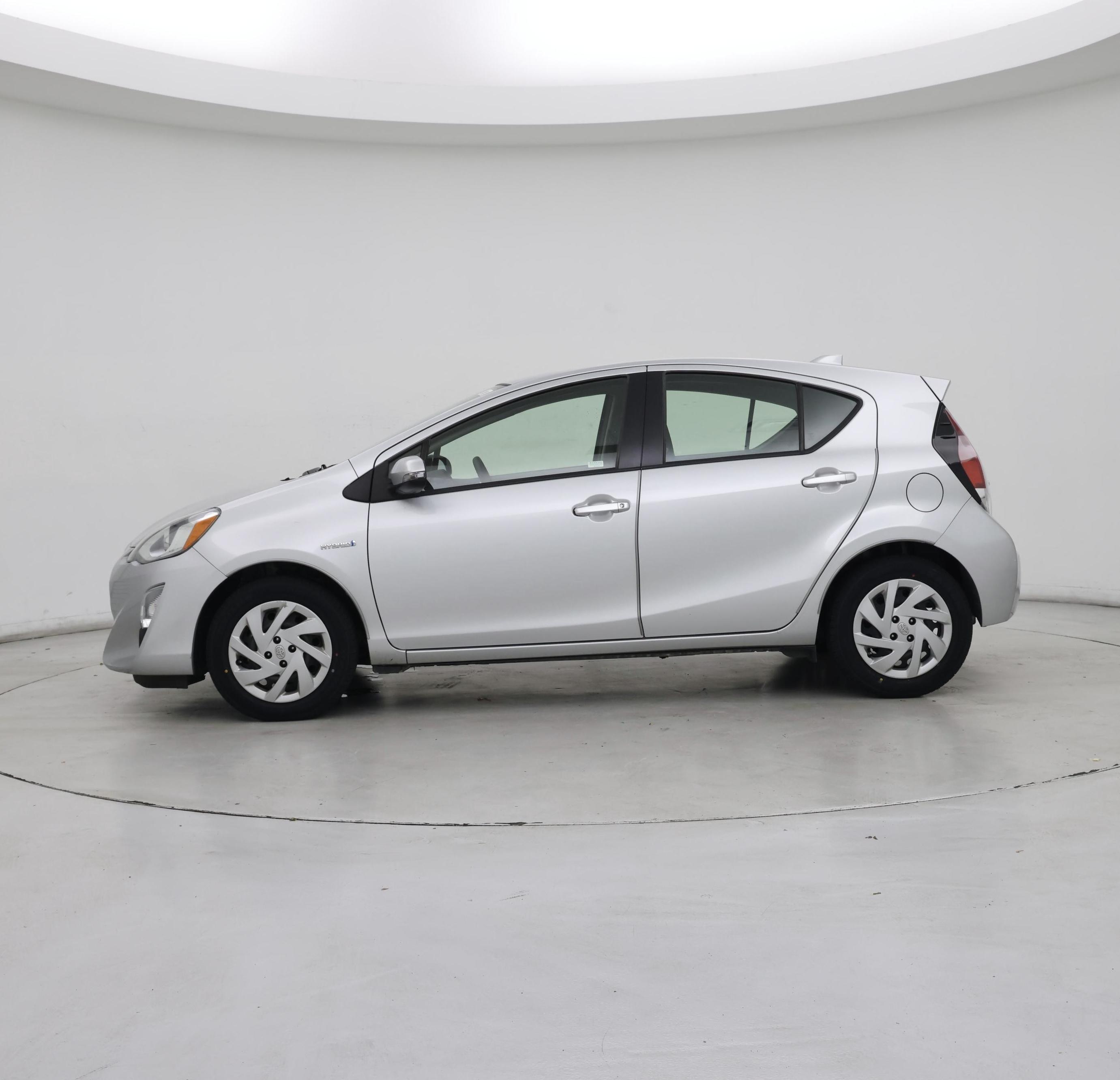 Thumbnail: 2015 Toyota Prius c - 3