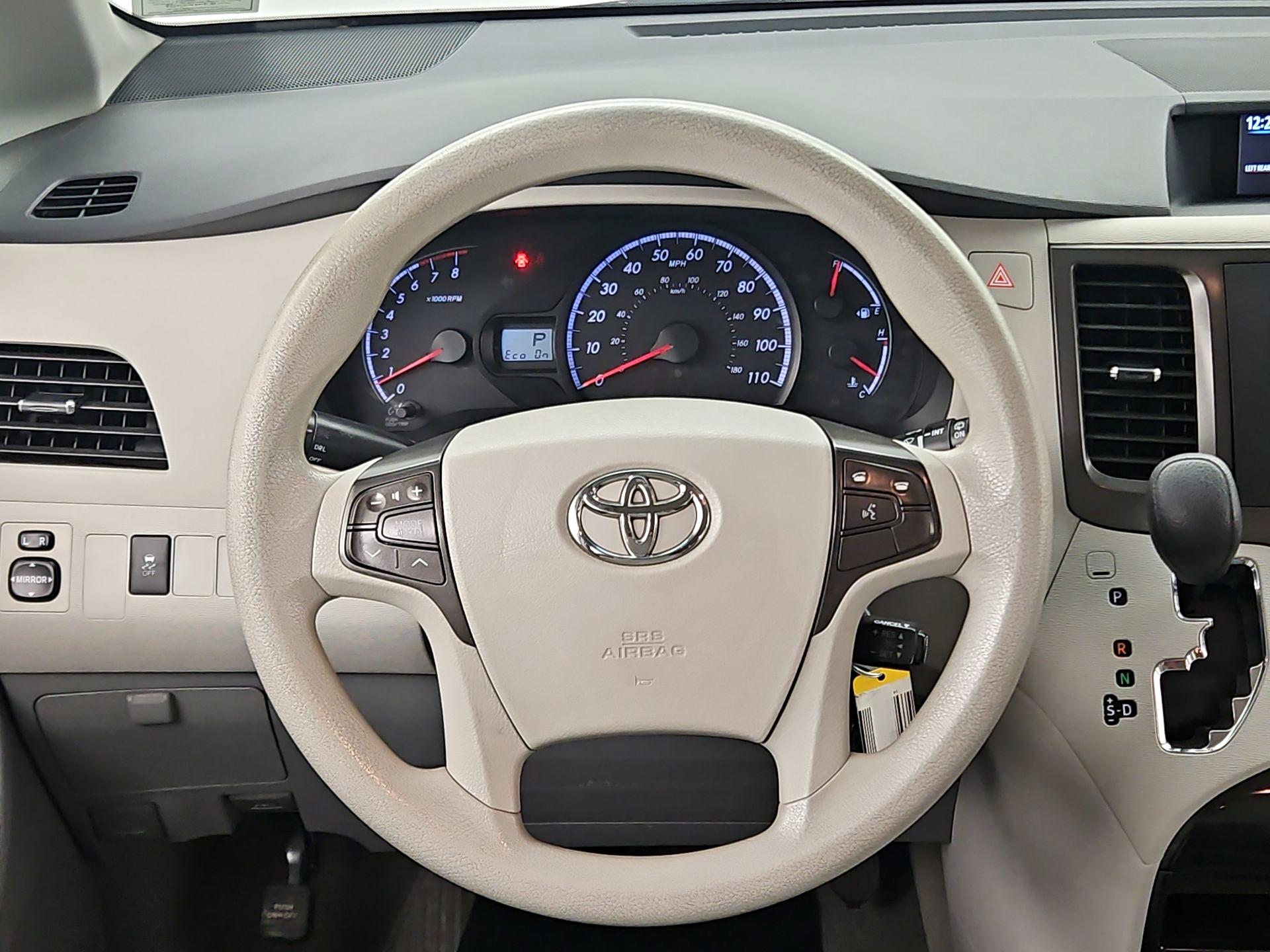 Thumbnail: 2014 Toyota Sienna - 10