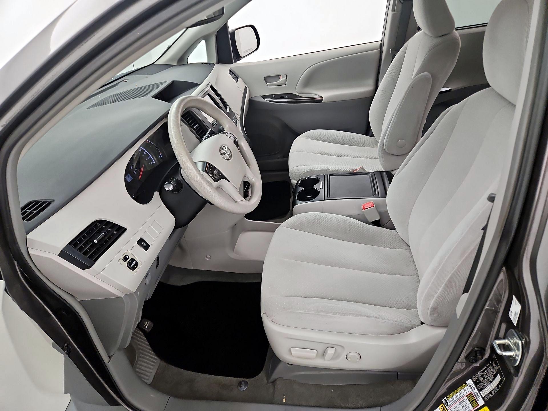 Thumbnail: 2014 Toyota Sienna - 11