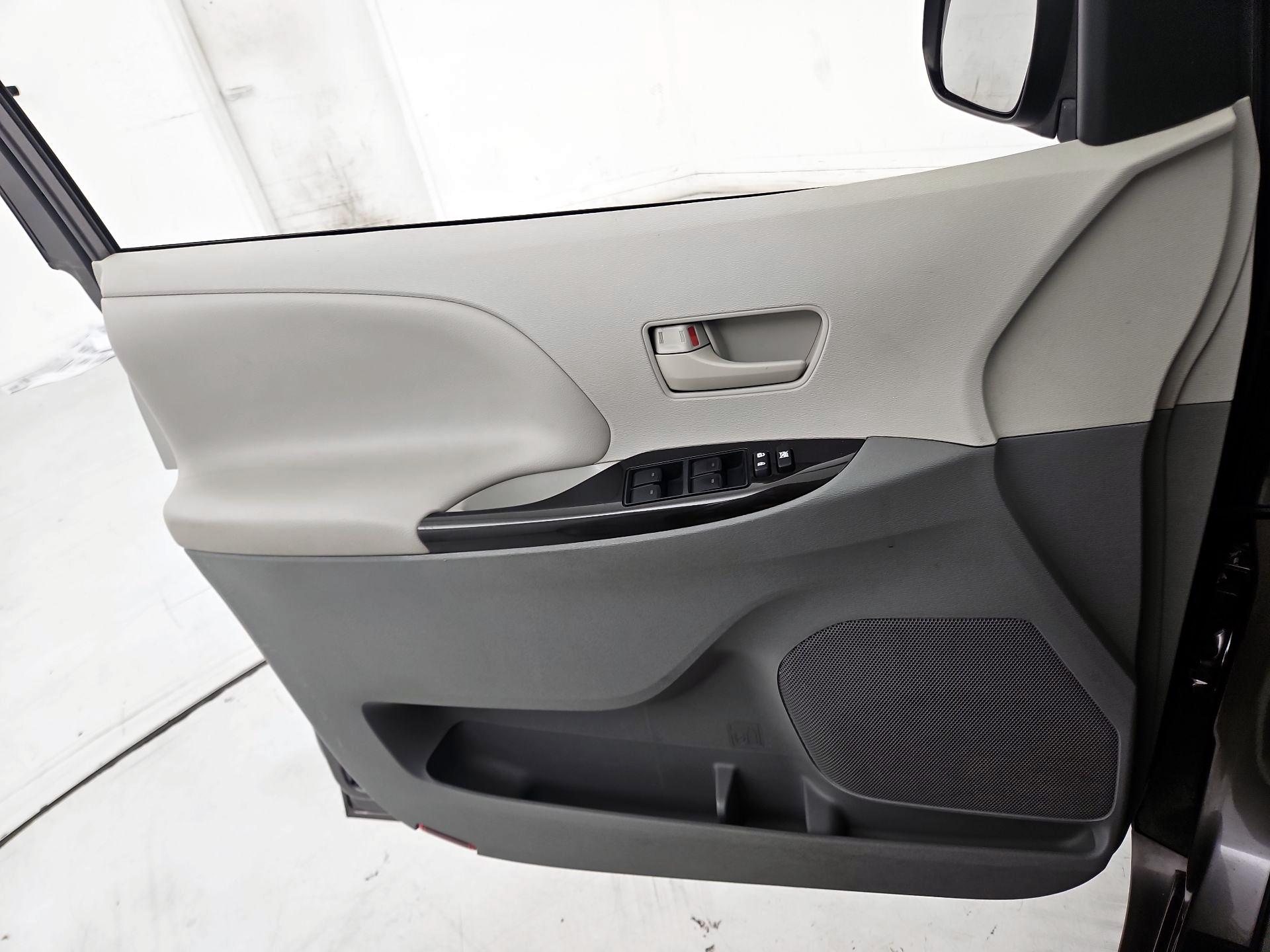 Thumbnail: 2014 Toyota Sienna - 12
