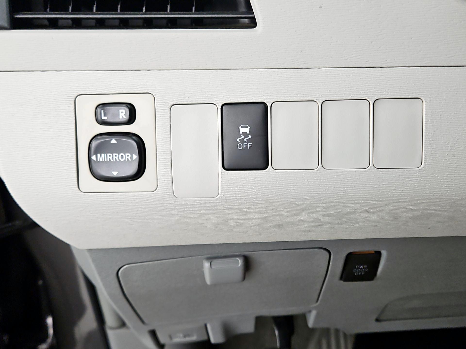 Thumbnail: 2014 Toyota Sienna - 13