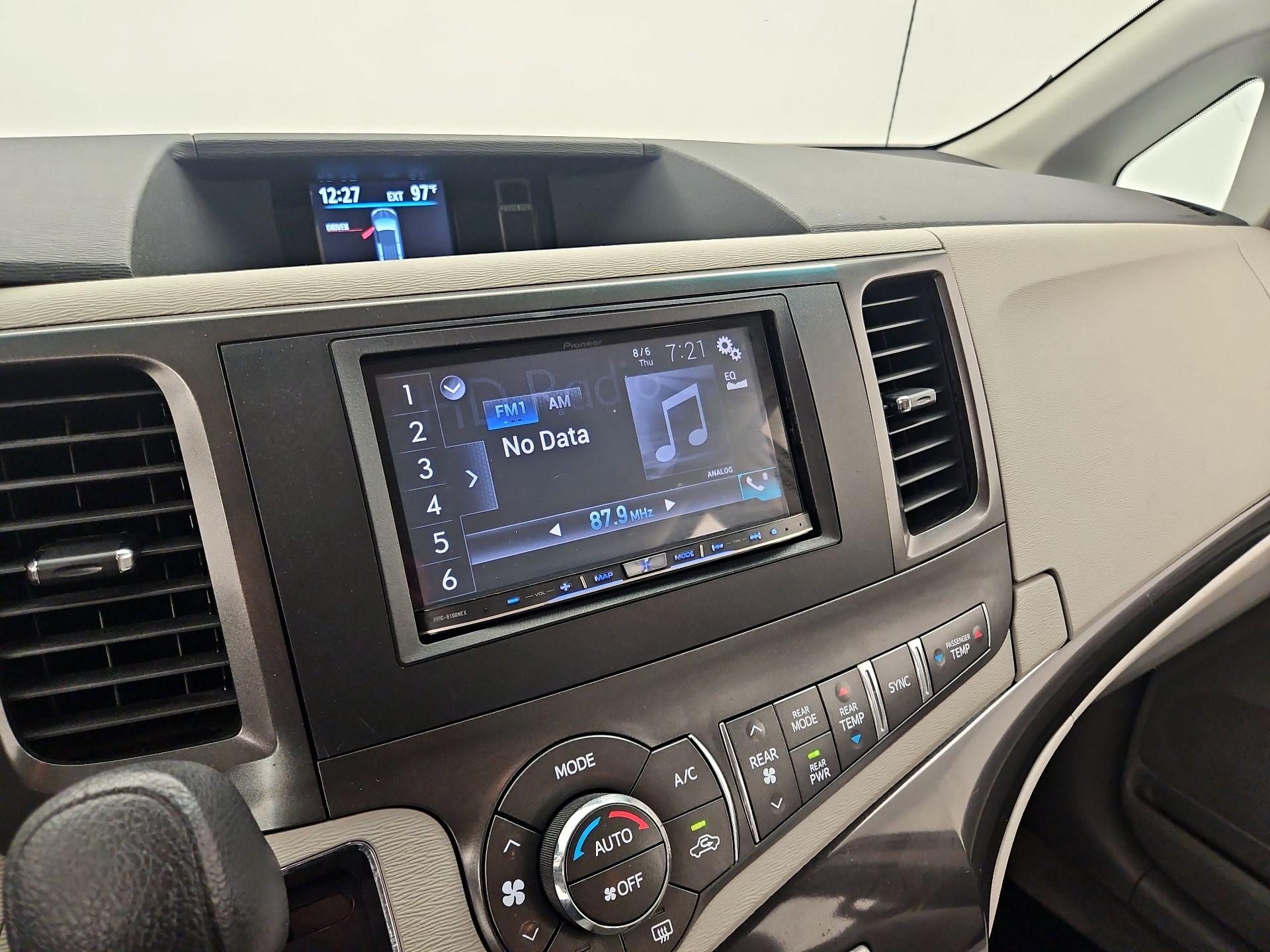 Thumbnail: 2014 Toyota Sienna - 15