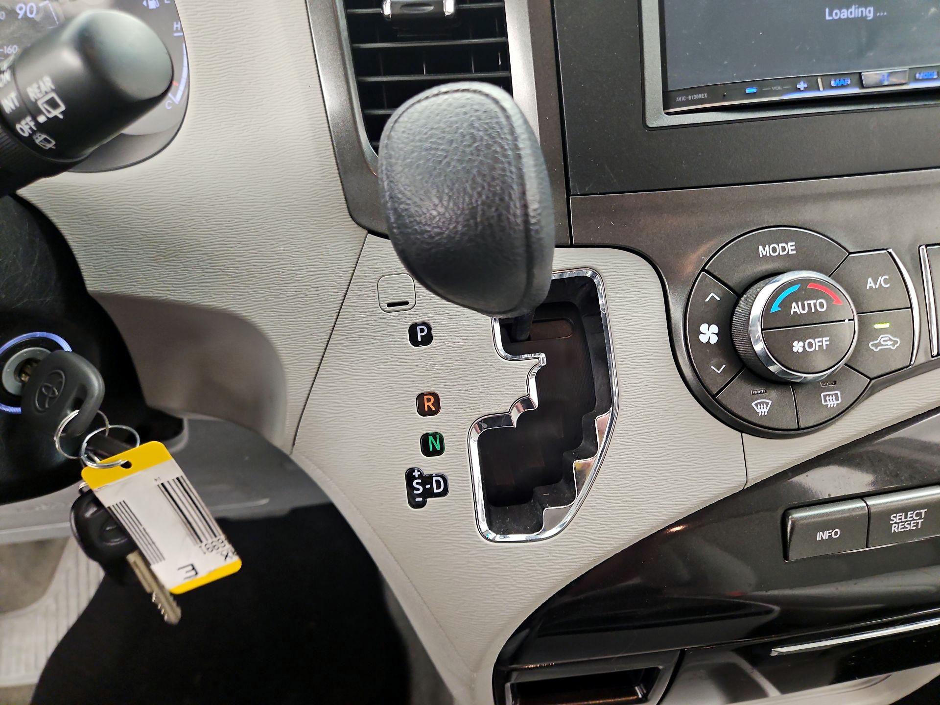 Thumbnail: 2014 Toyota Sienna - 17