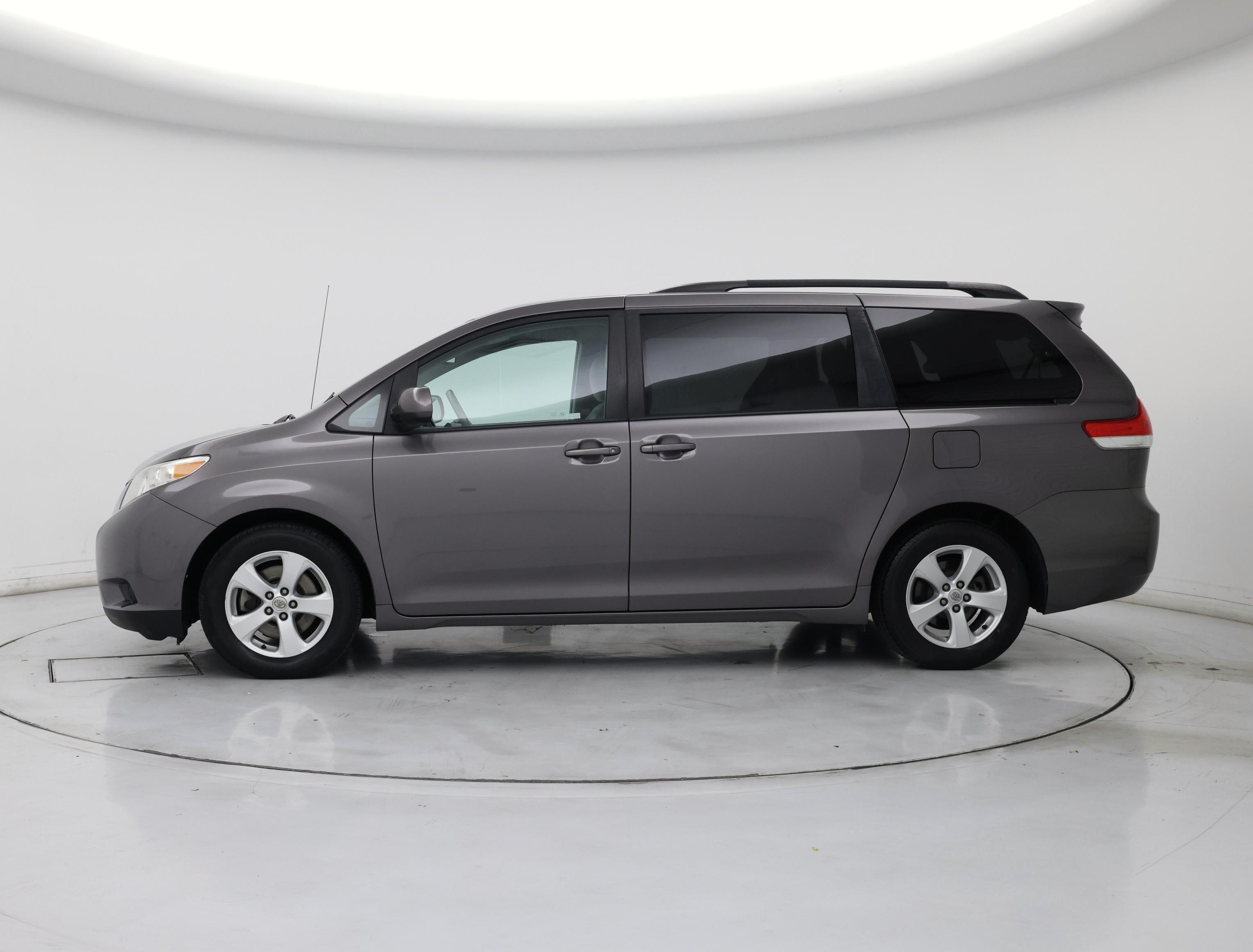 Thumbnail: 2014 Toyota Sienna - 3