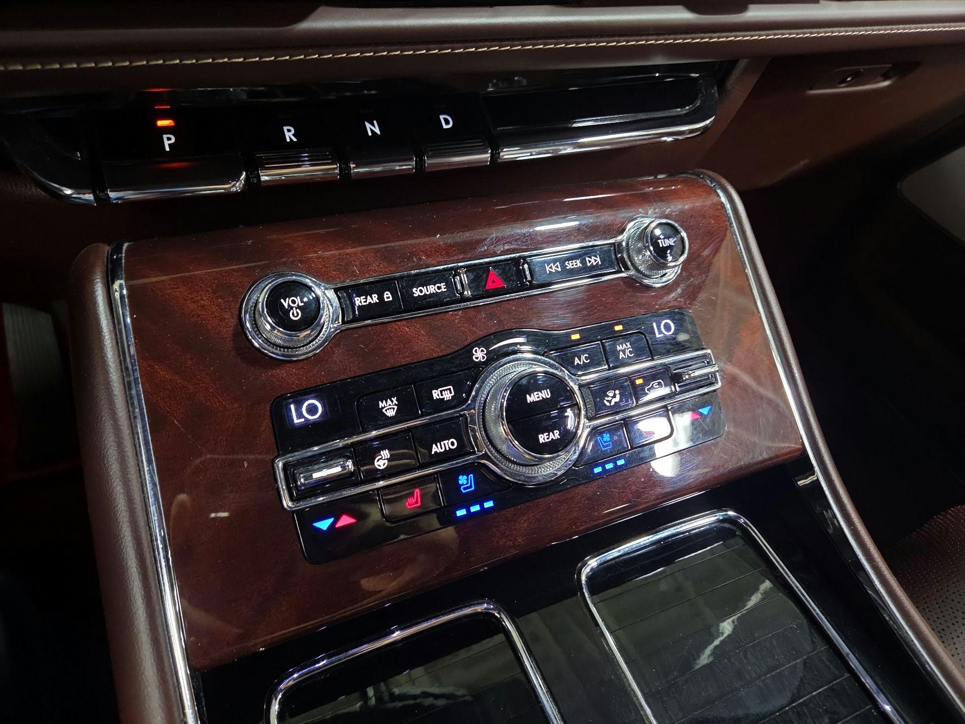 Thumbnail: 2020 Lincoln Aviator - 17