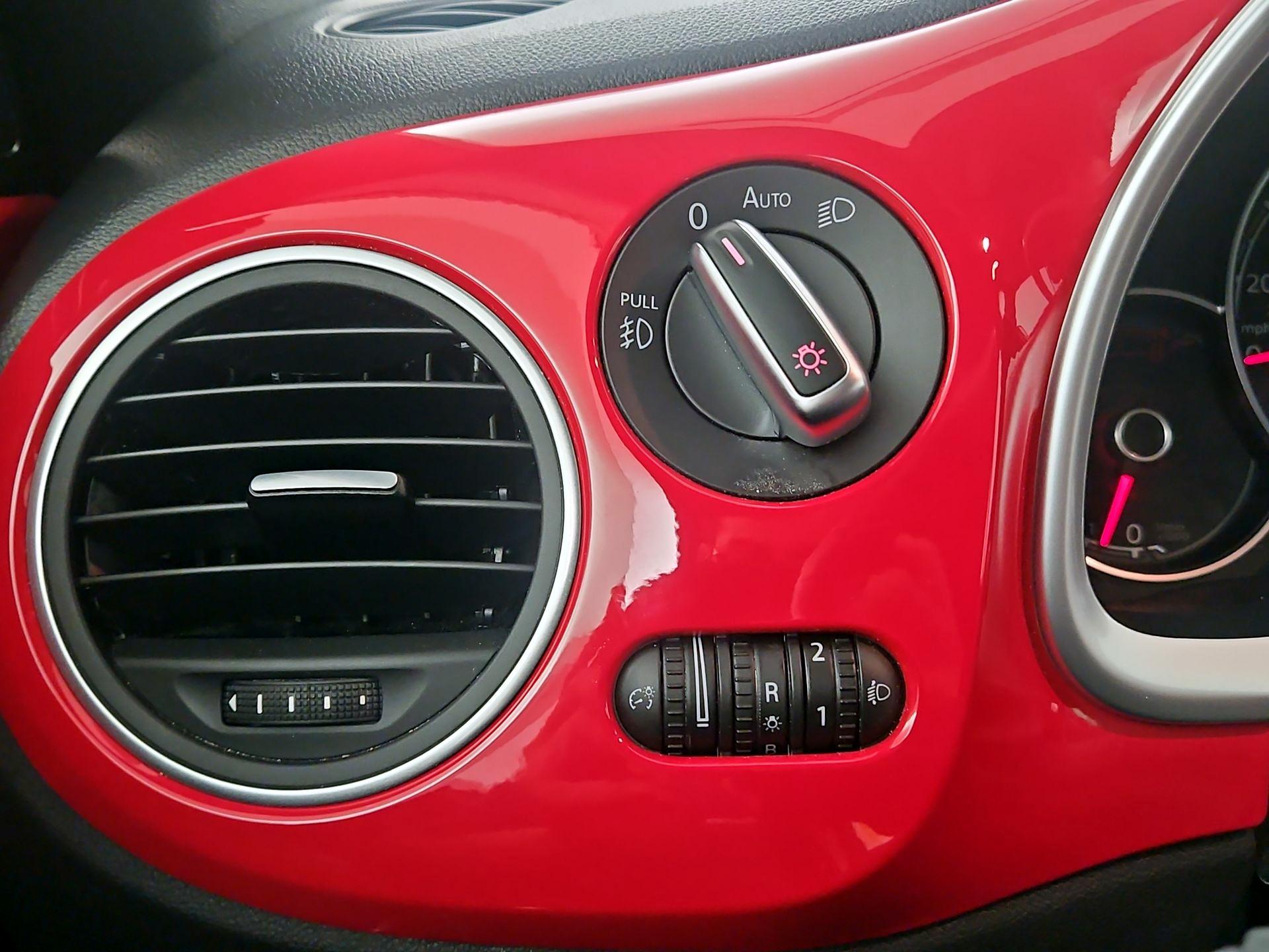 Thumbnail: 2018 Volkswagen Beetle - 11
