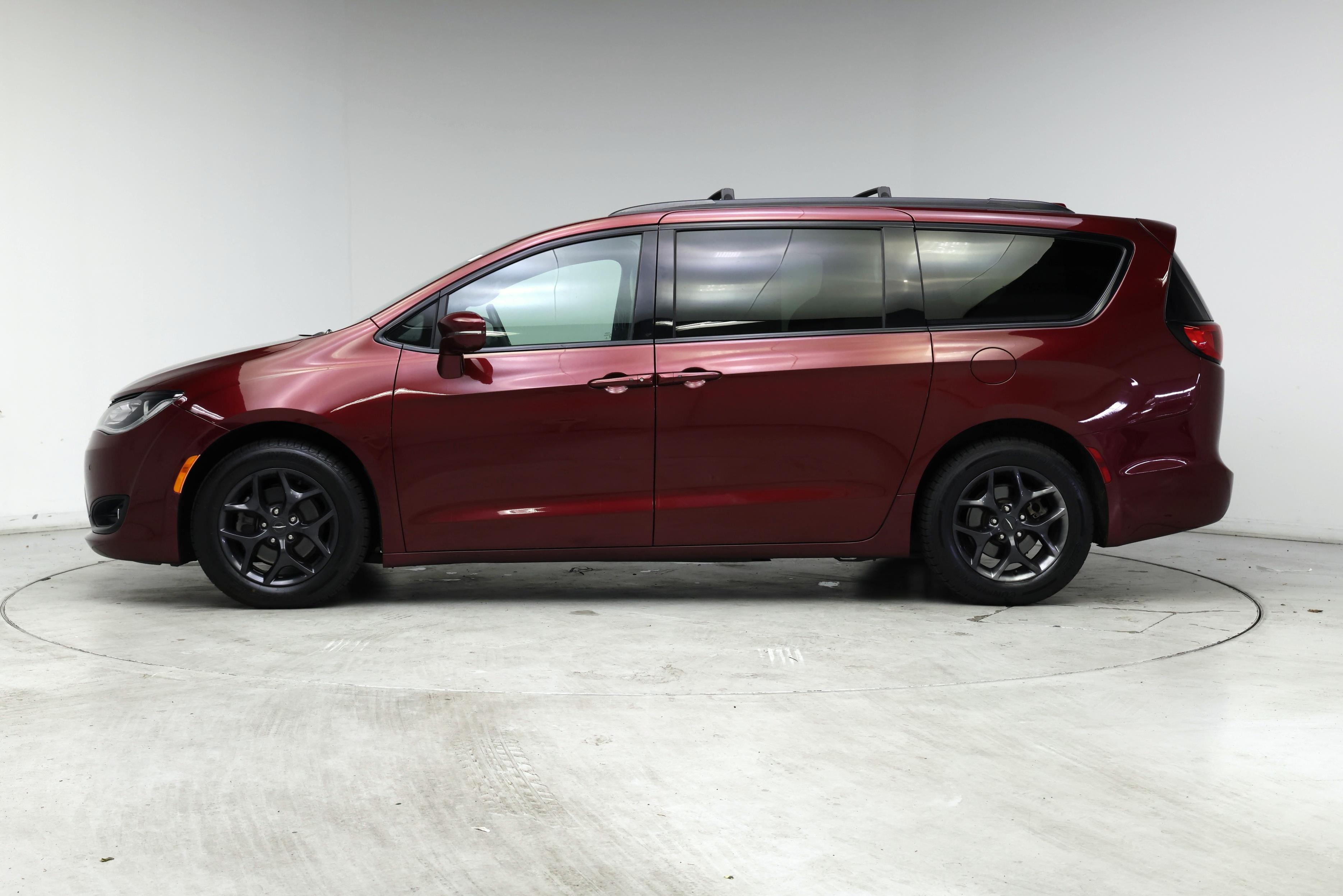 Thumbnail: 2018 Chrysler Pacifica - 3
