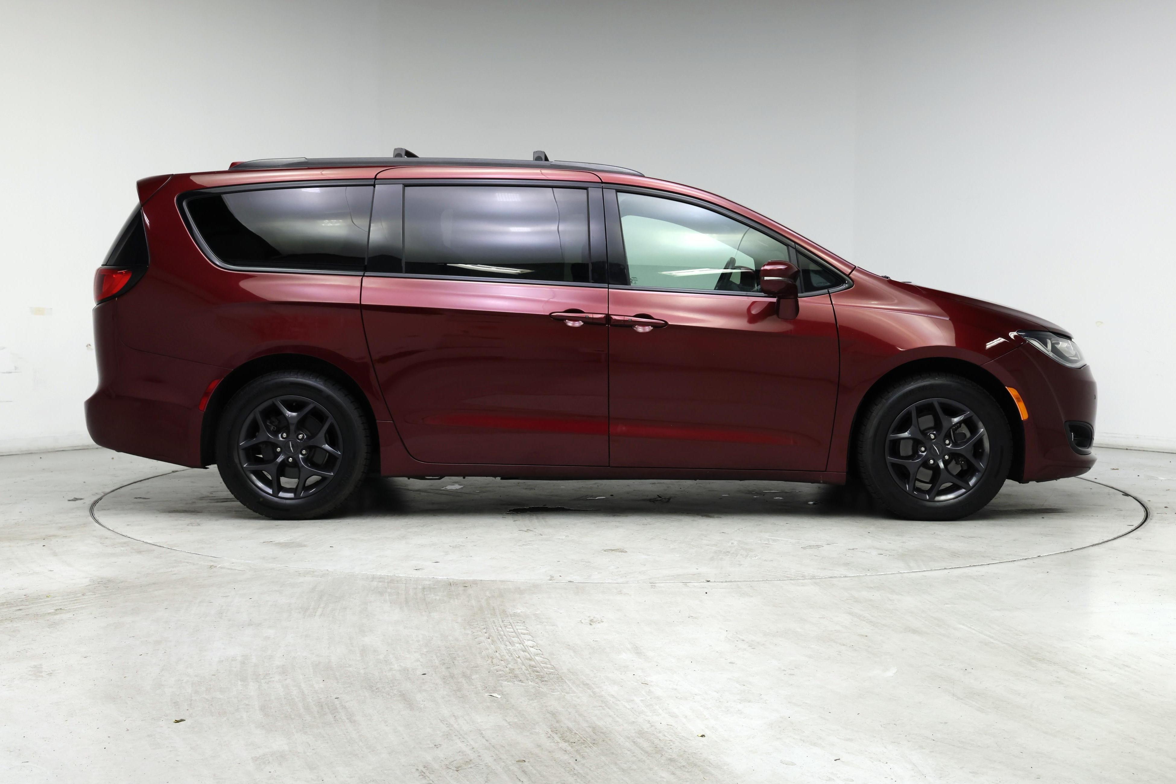 Thumbnail: 2018 Chrysler Pacifica - 7