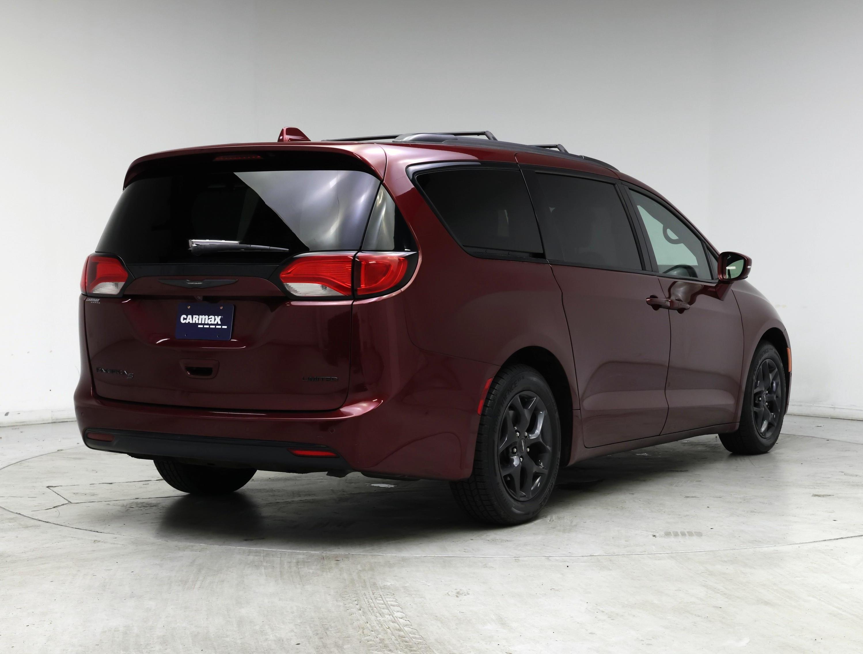 Thumbnail: 2018 Chrysler Pacifica - 8