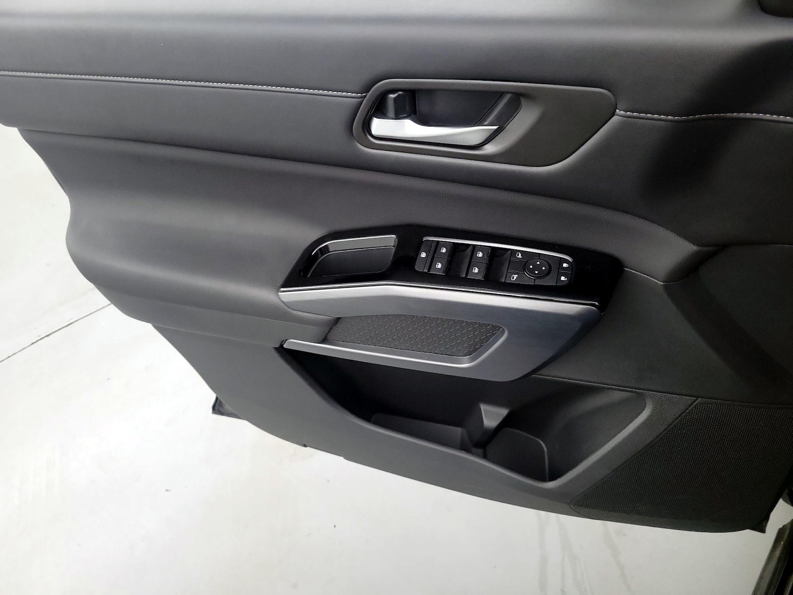 2025 Nissan Pathfinder SL - Photo 13