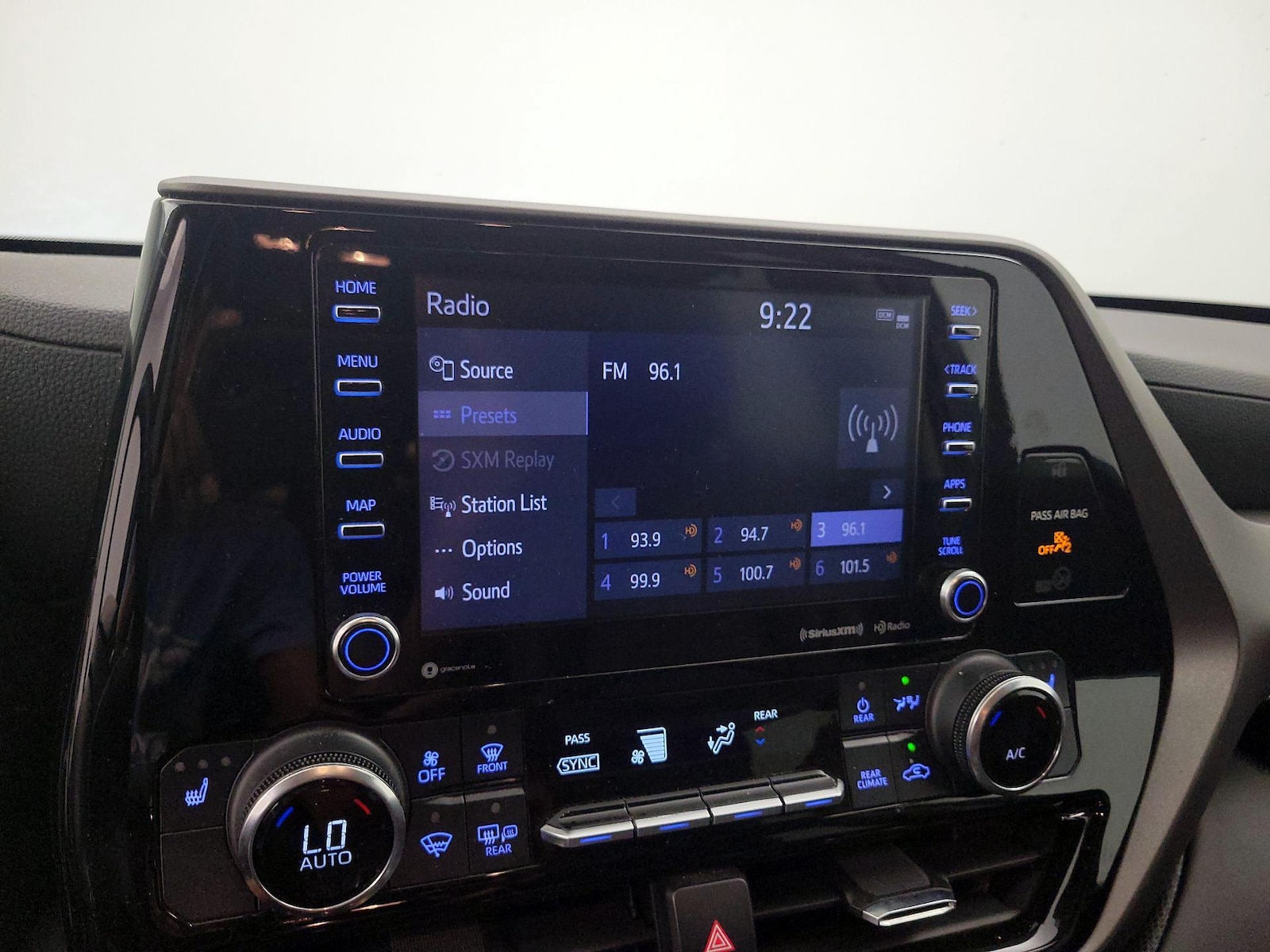 2022 Toyota Highlander XLE - Photo 14
