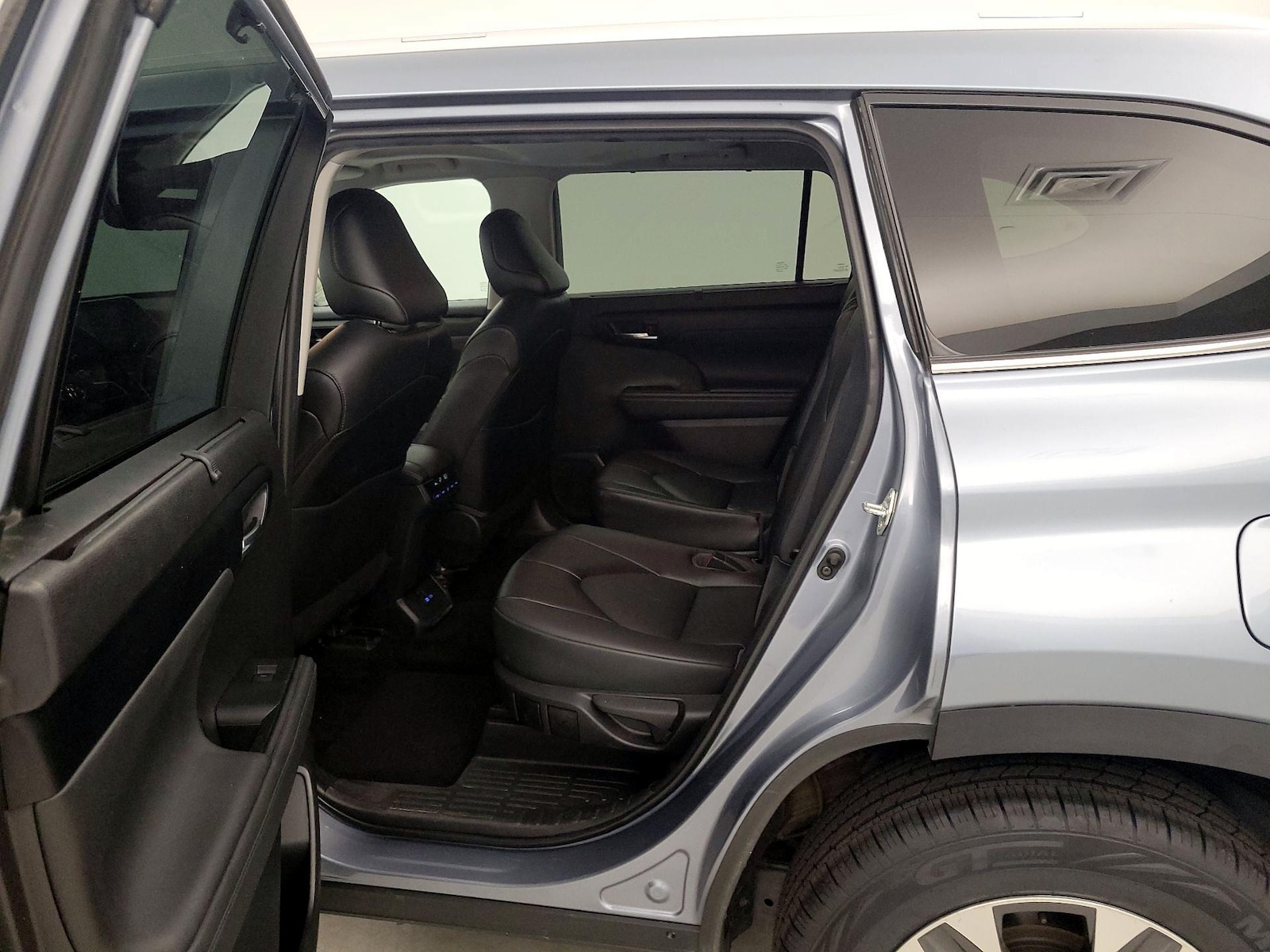 2022 Toyota Highlander XLE - Photo 18