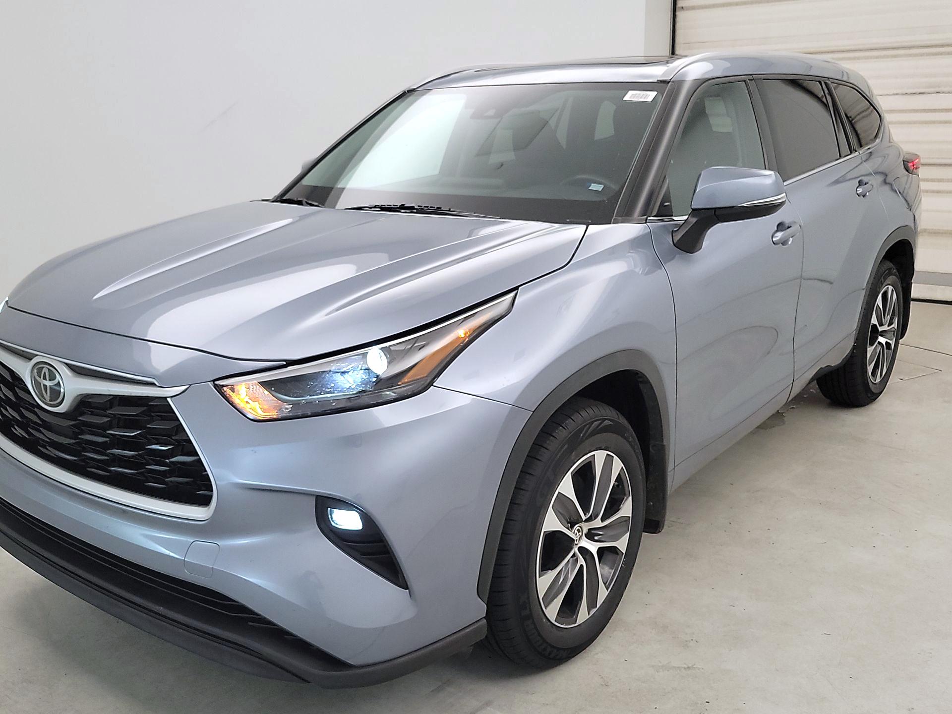 Thumbnail: 2022 Toyota Highlander - 3