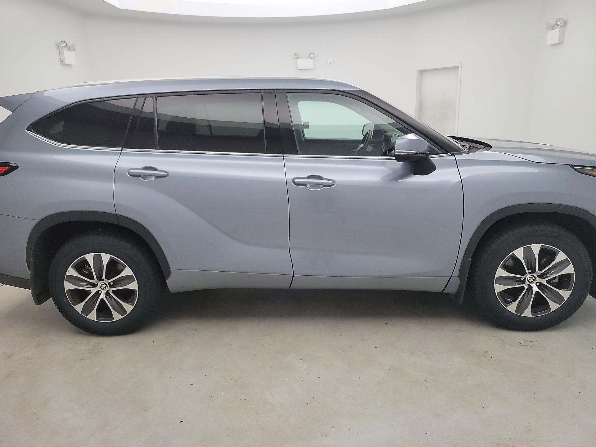 Thumbnail: 2022 Toyota Highlander - 4