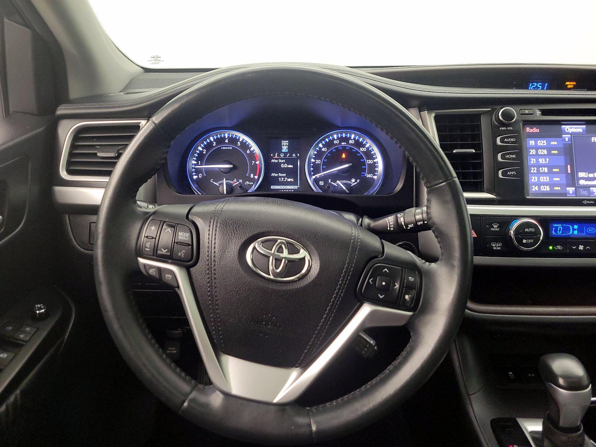 Thumbnail: 2015 Toyota Highlander - 10