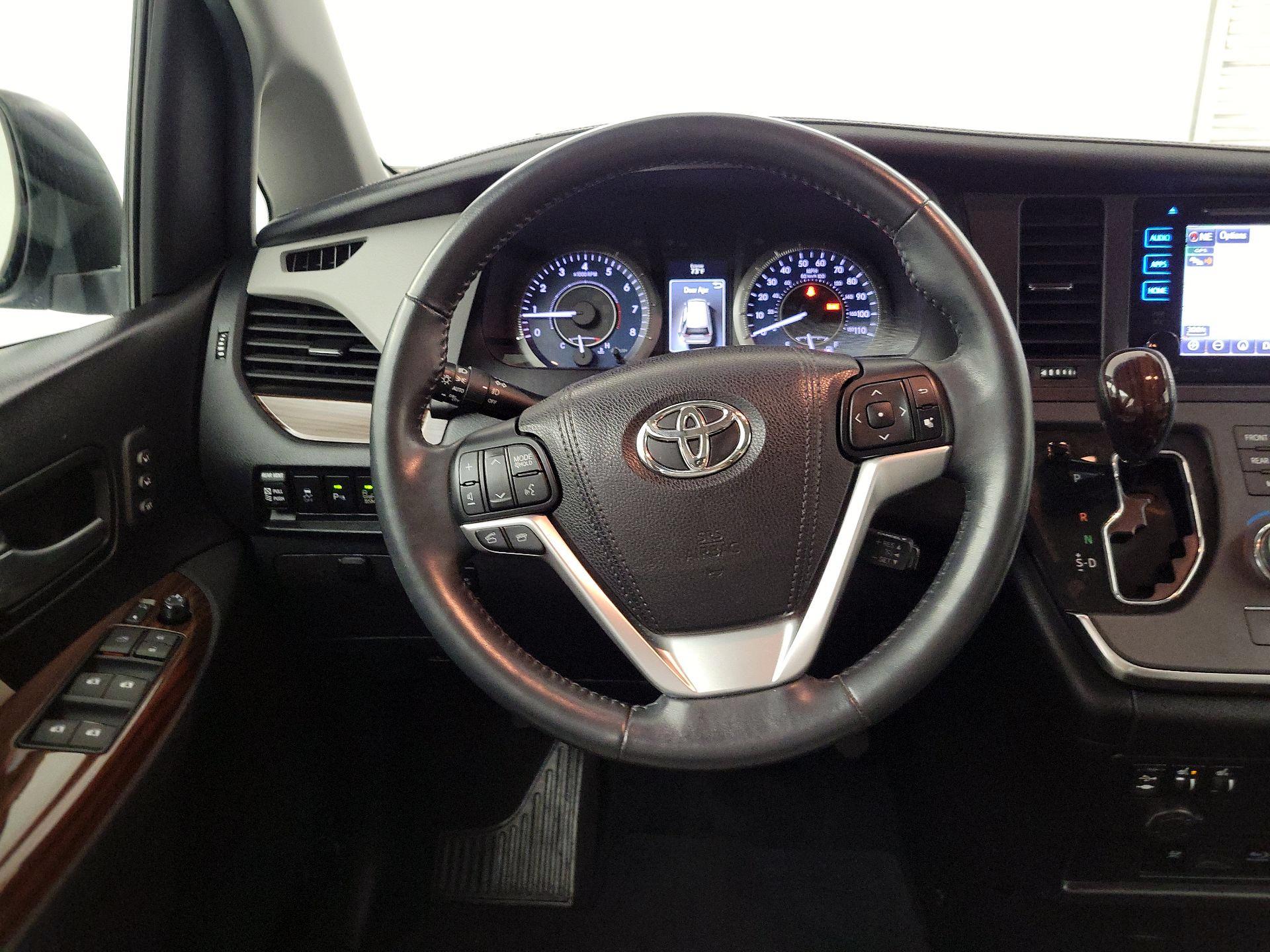 Thumbnail: 2016 Toyota Sienna - 10