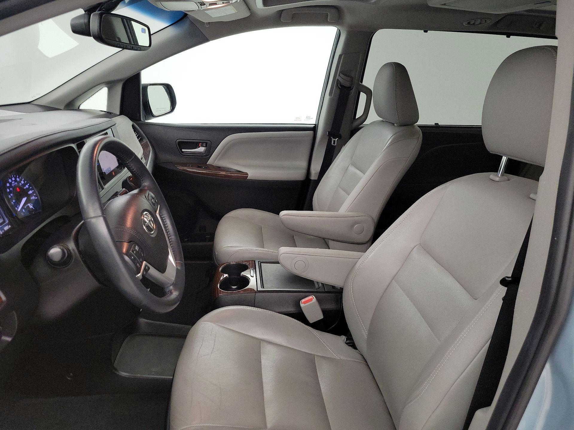 Thumbnail: 2016 Toyota Sienna - 11